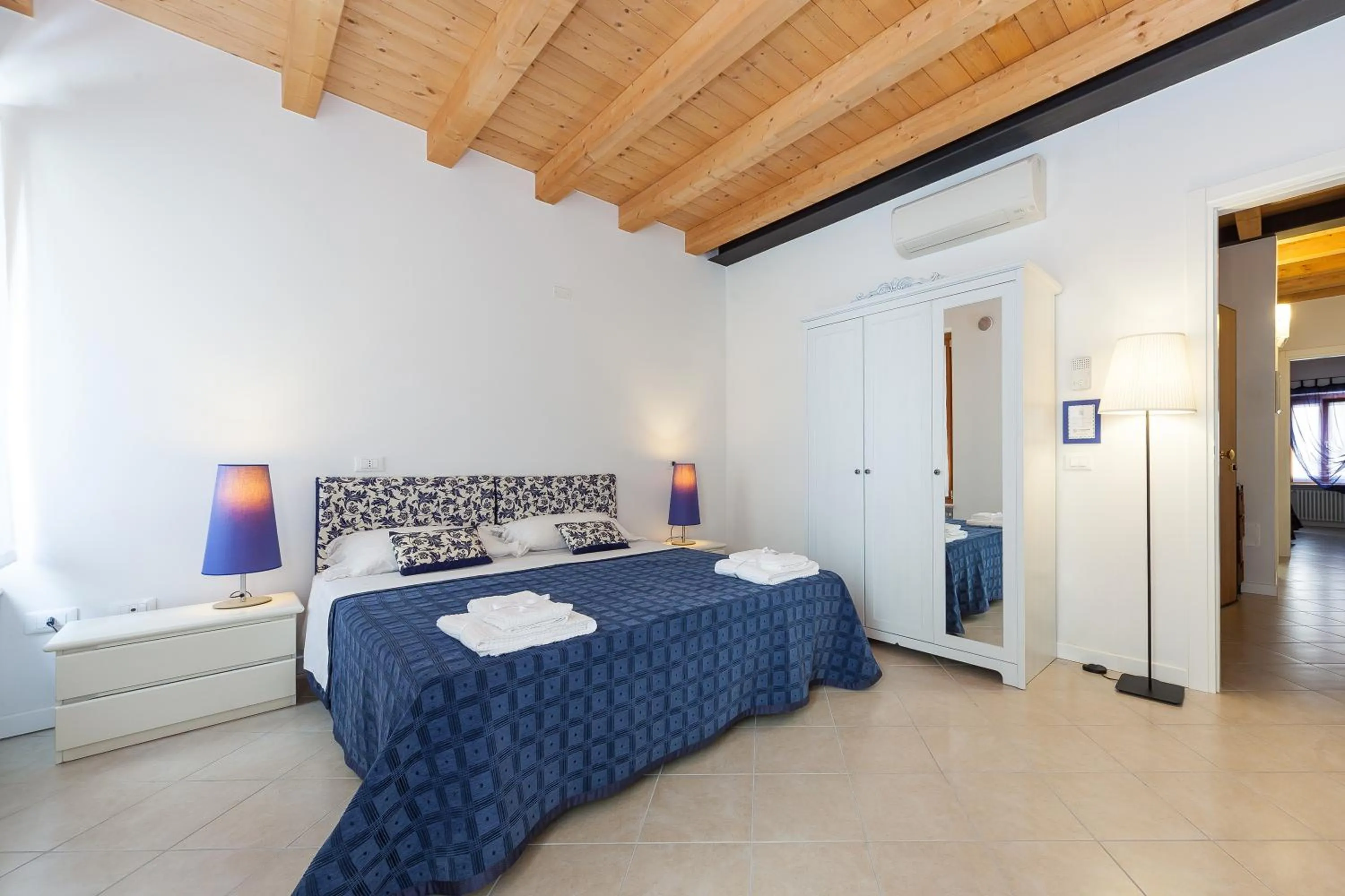 Photo of the whole room, Bed in B&B King