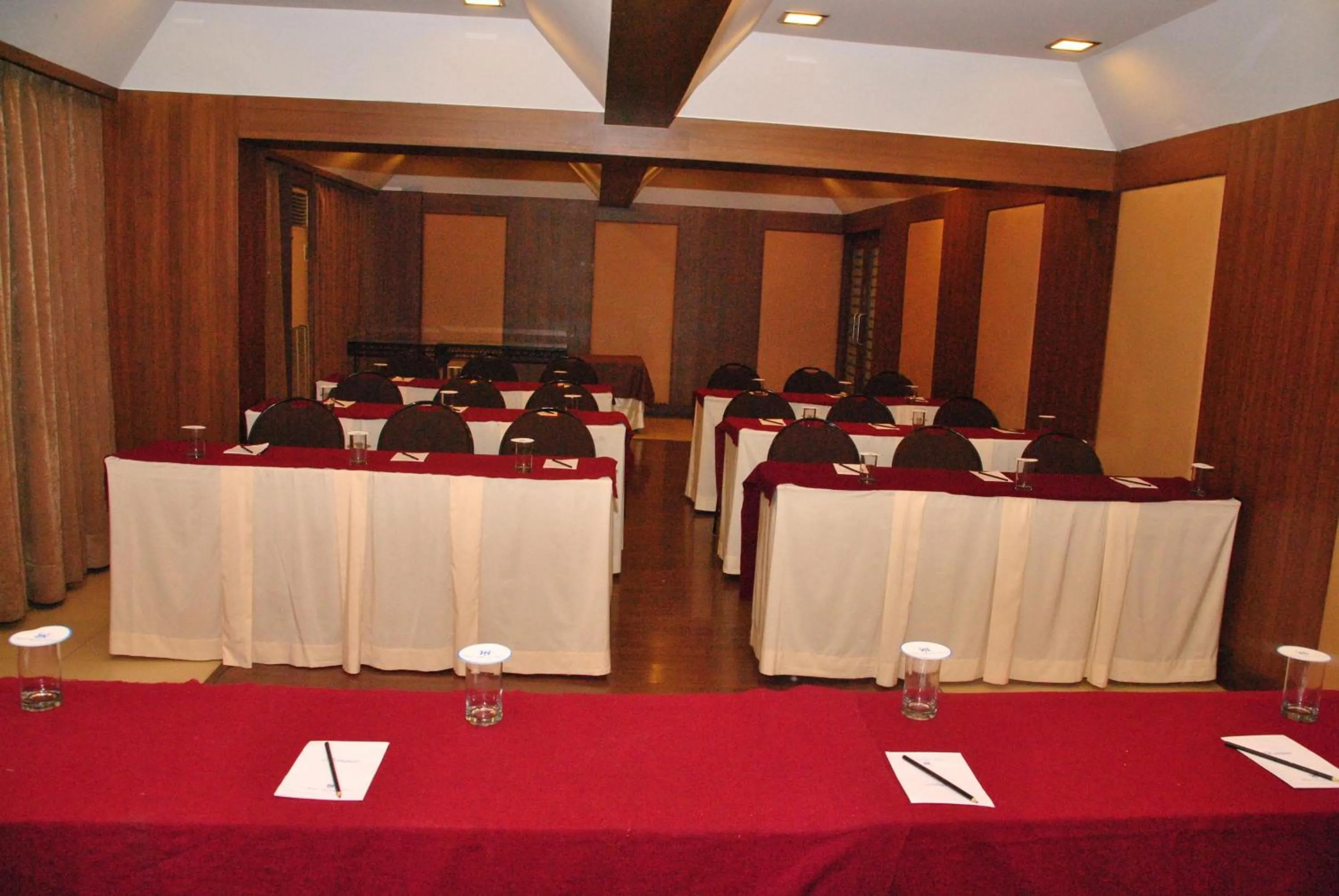 Business facilities in Hotel Aurora Towers