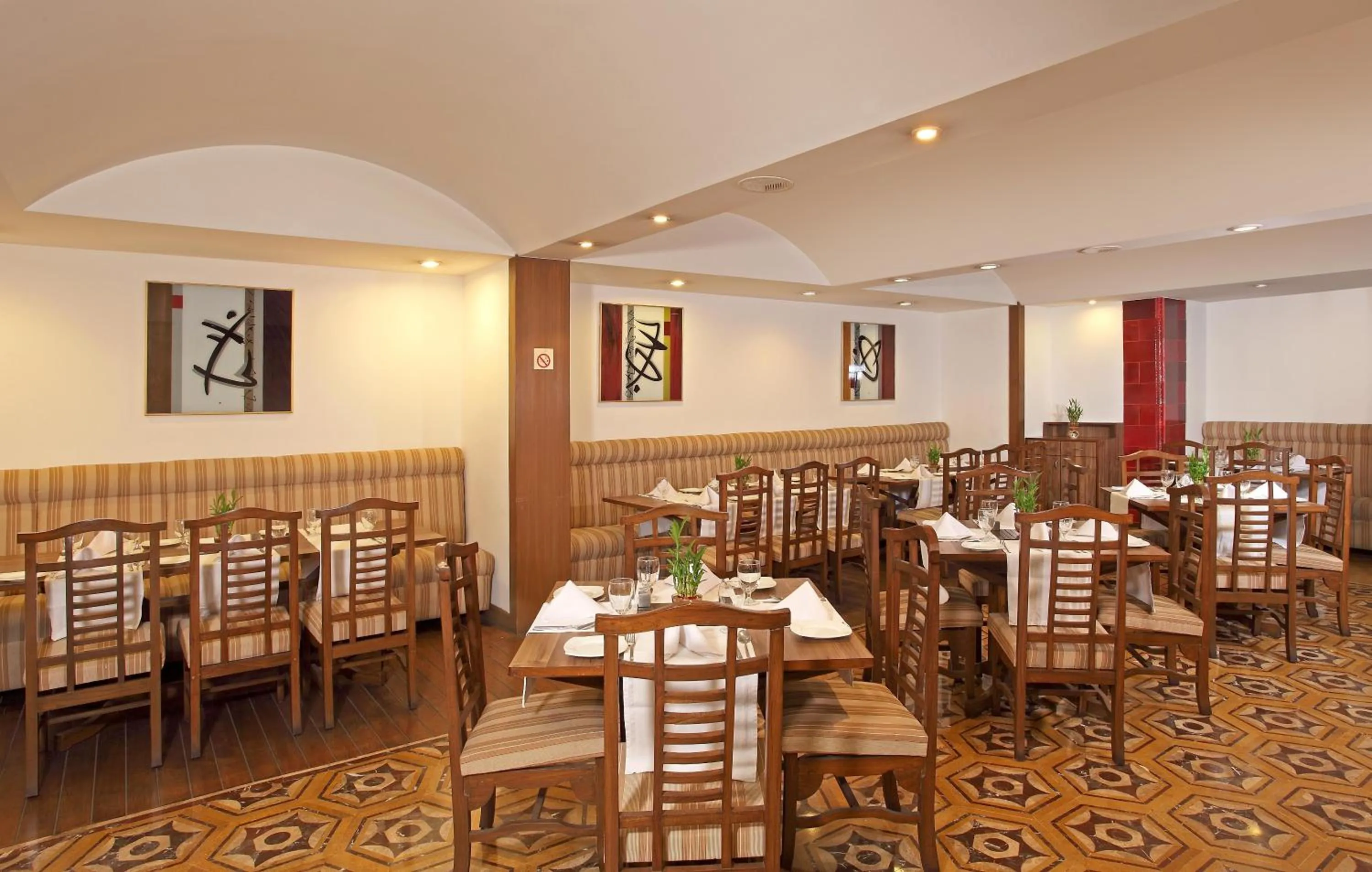 Restaurant/places to eat in Hotel Aurora Towers