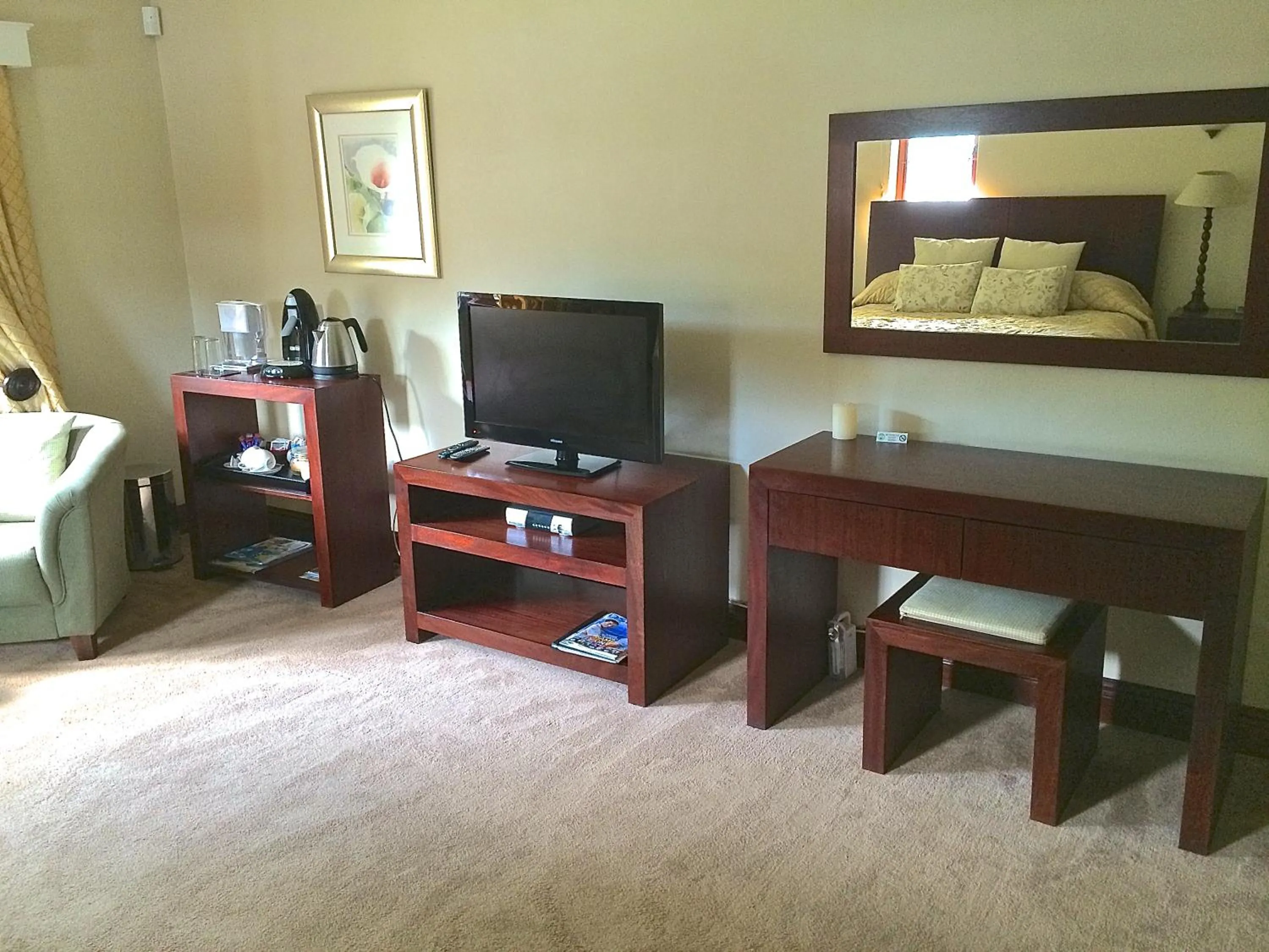 Photo of the whole room, Bed in Eagle Wind Manor