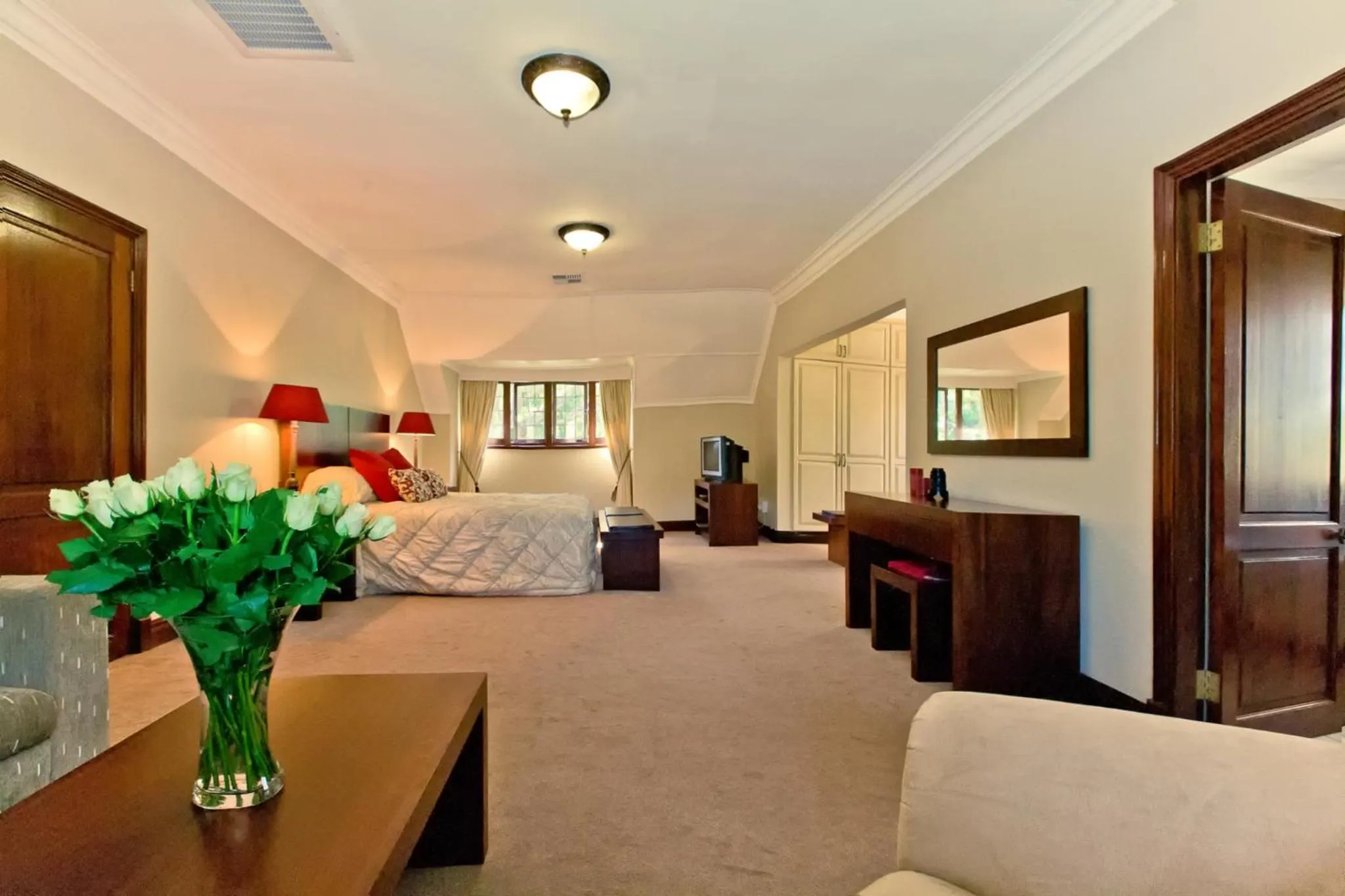 Photo of the whole room, Bed in Eagle Wind Manor