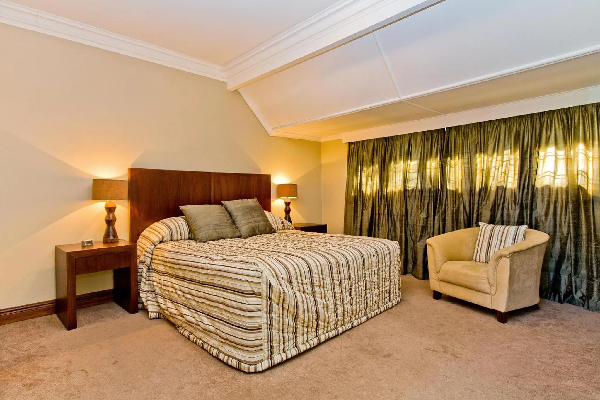 Photo of the whole room, Bed in Eagle Wind Manor