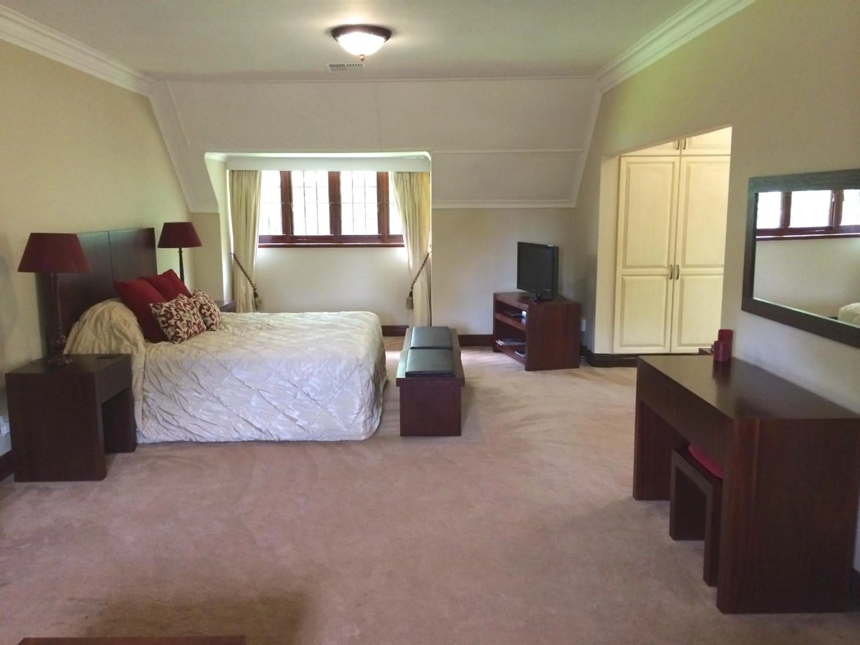 Photo of the whole room, Bed in Eagle Wind Manor
