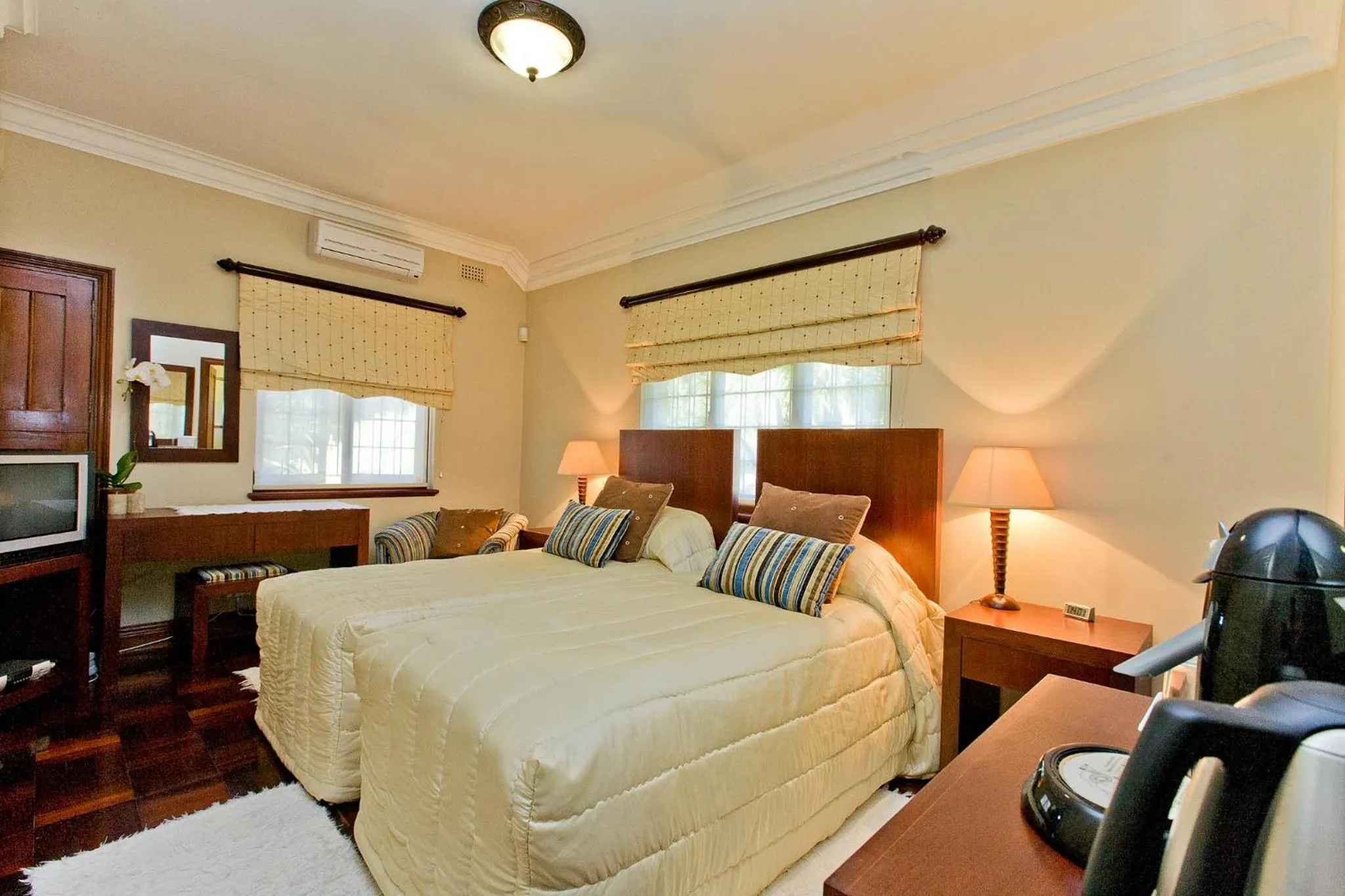 Photo of the whole room, Bed in Eagle Wind Manor
