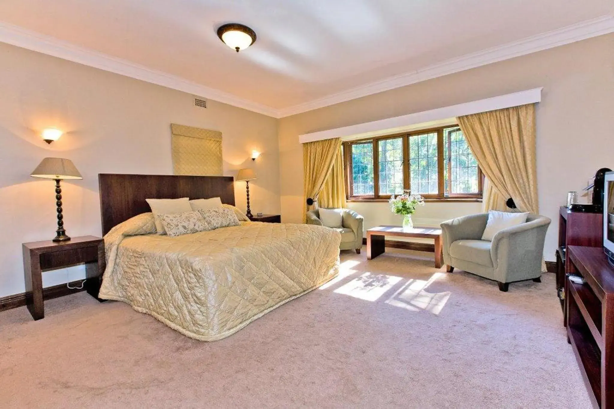 Photo of the whole room in Eagle Wind Manor Photo of the whole room in Eagle Wind Manor