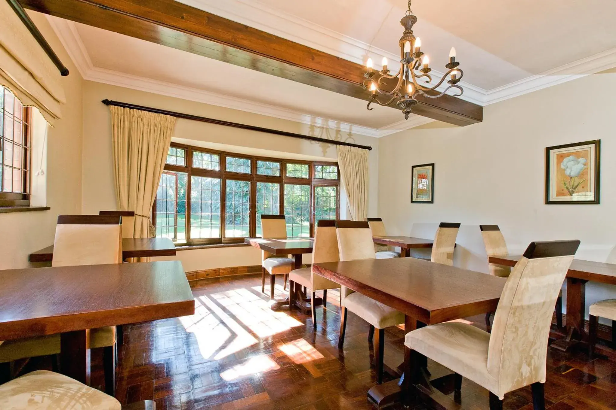 Restaurant/places to eat in Eagle Wind Manor Restaurant/places to eat in Eagle Wind Manor