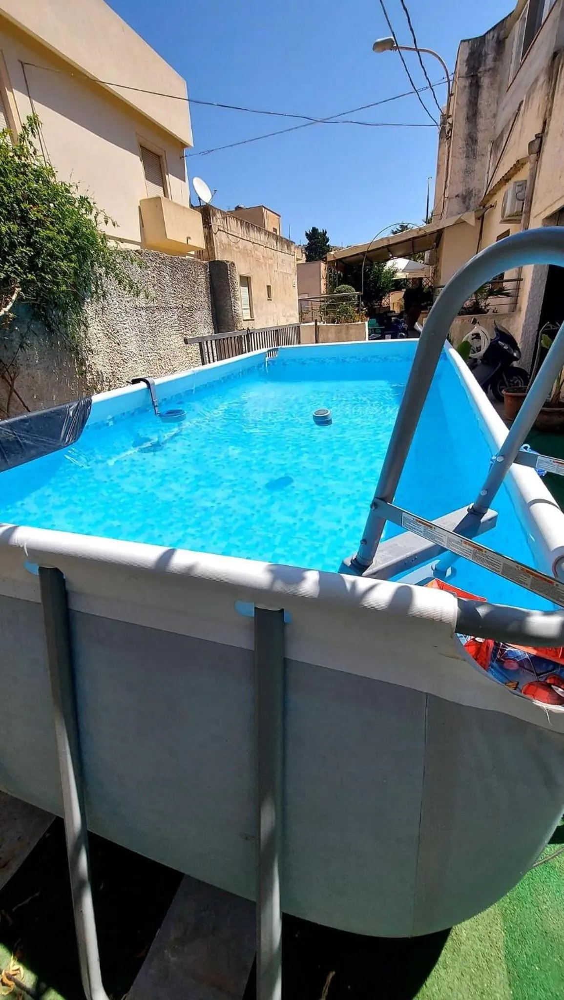 Swimming pool in La Pergola B&B