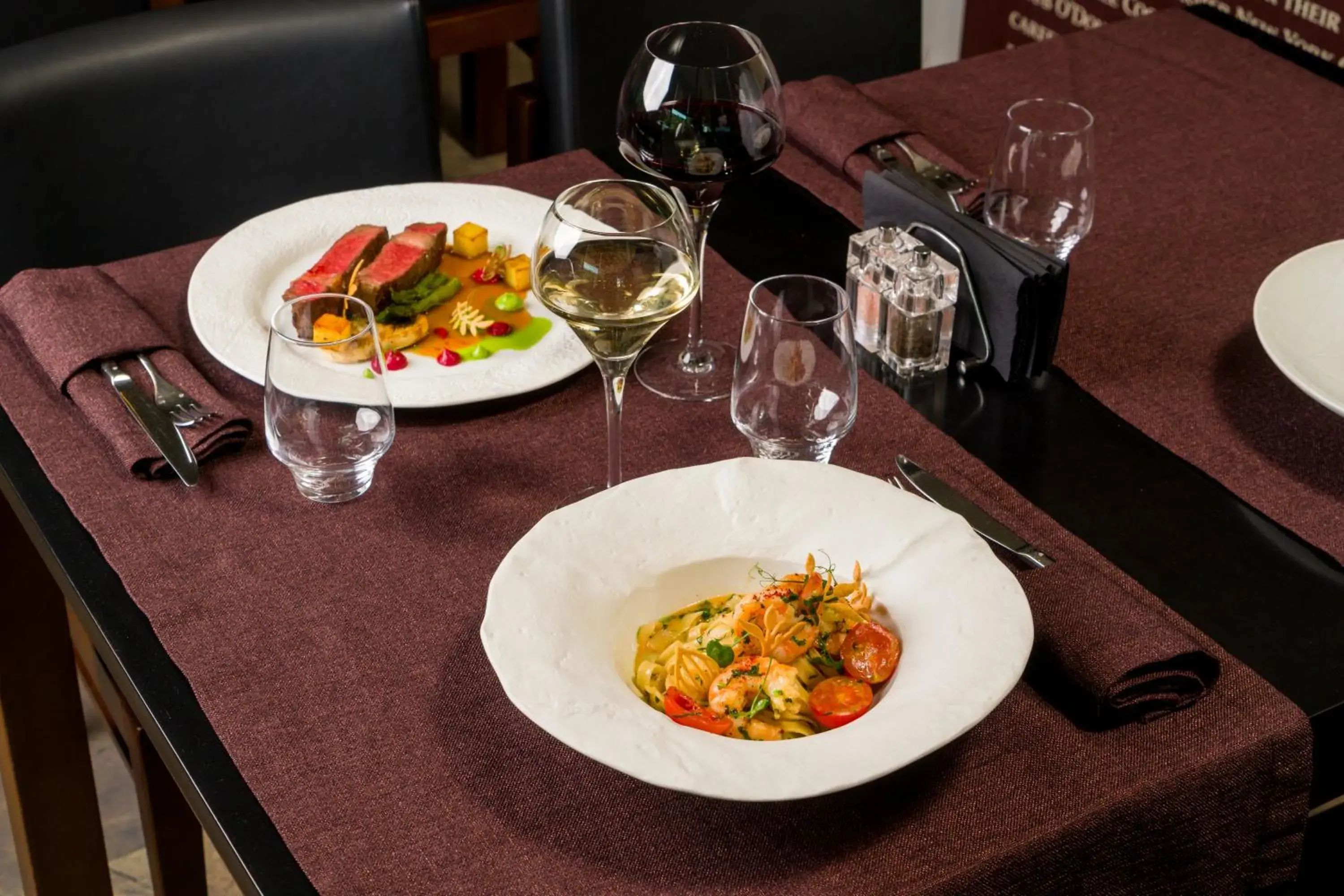 Restaurant/places to eat in Kronwell Brasov Hotel Restaurant/places to eat in Kronwell Brasov Hotel