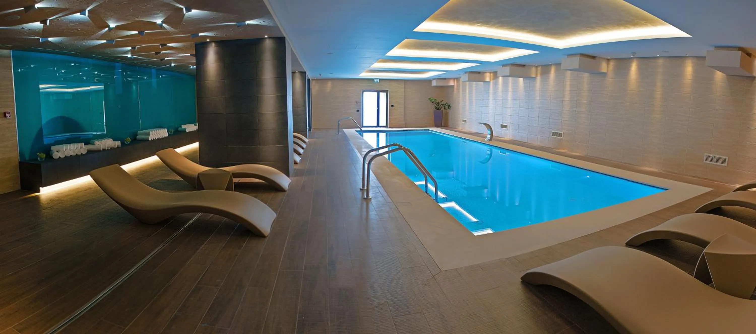 Swimming pool in Kronwell Brasov Hotel