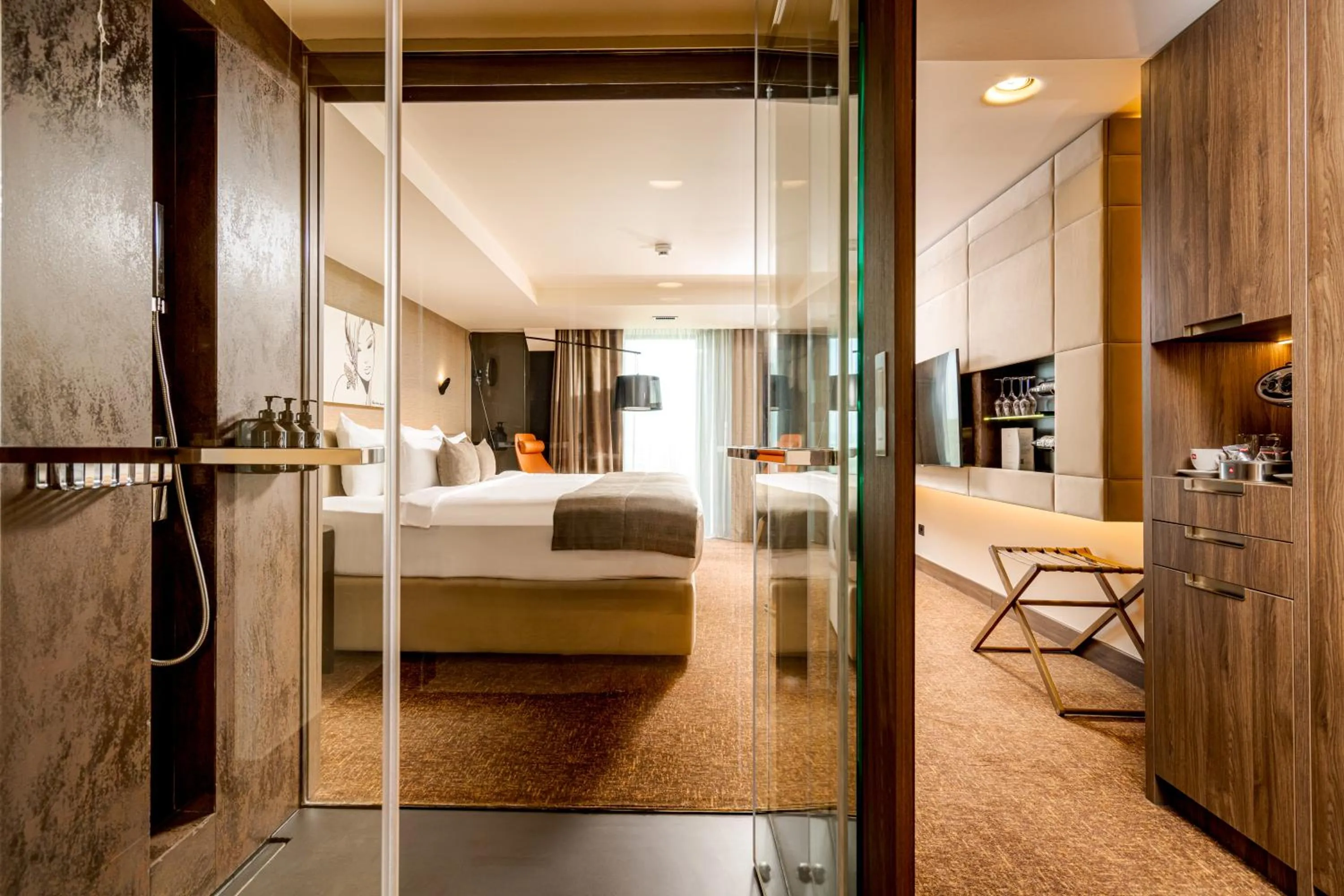 Shower, Bed in Kronwell Brasov Hotel