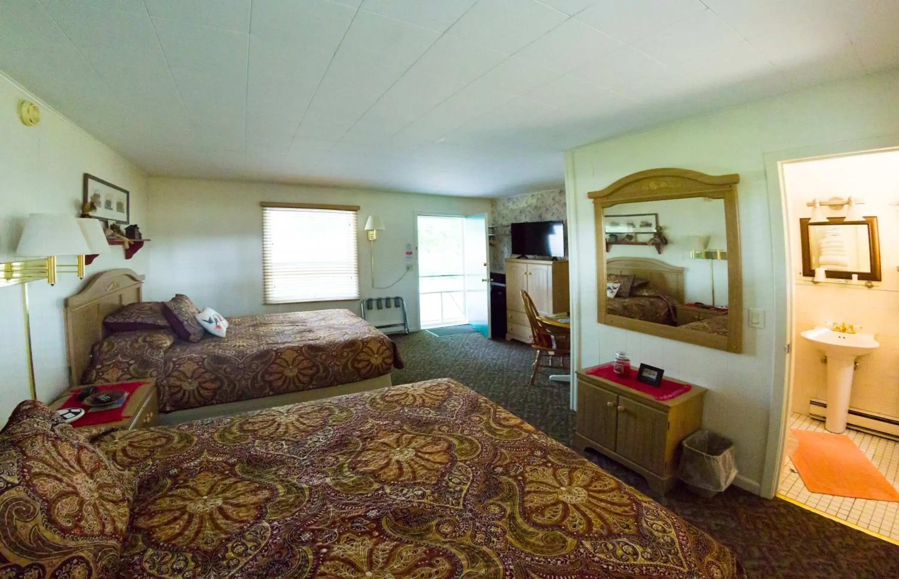 Standard Quadruple Room in Oak Park Inn Standard Quadruple Room in Oak Park Inn