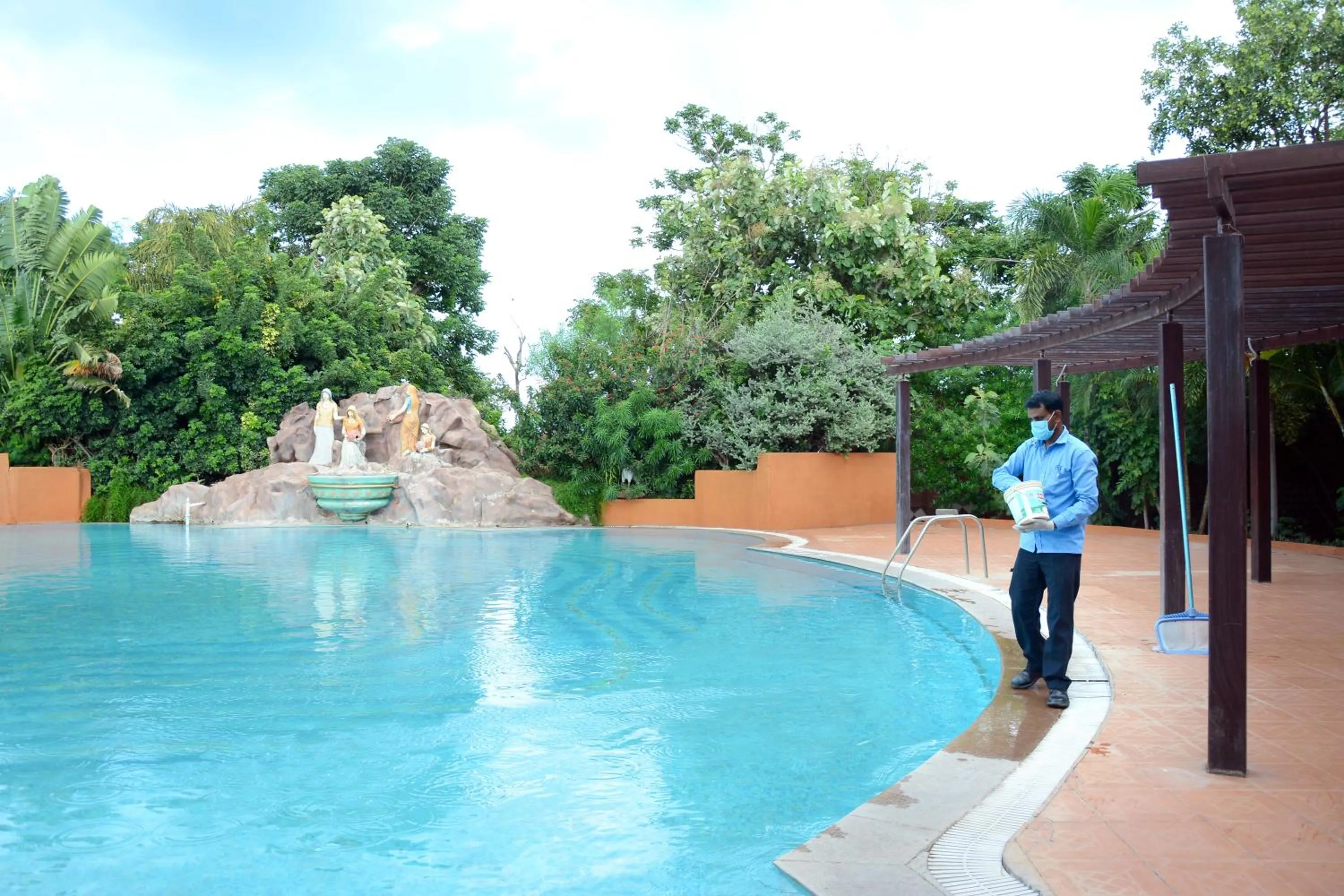 Swimming pool in Vijayshree Resort, Hampi