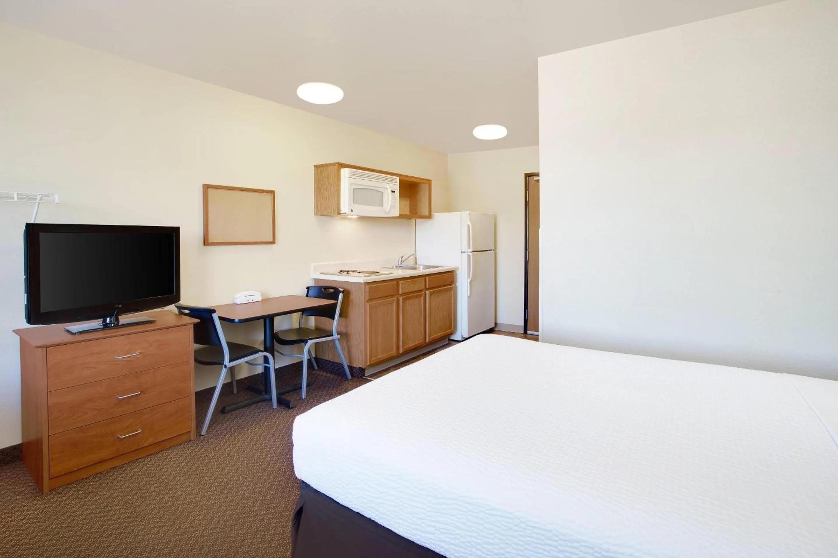 Bedroom, Bed in WoodSpring Suites Baton Rouge Airline Highway