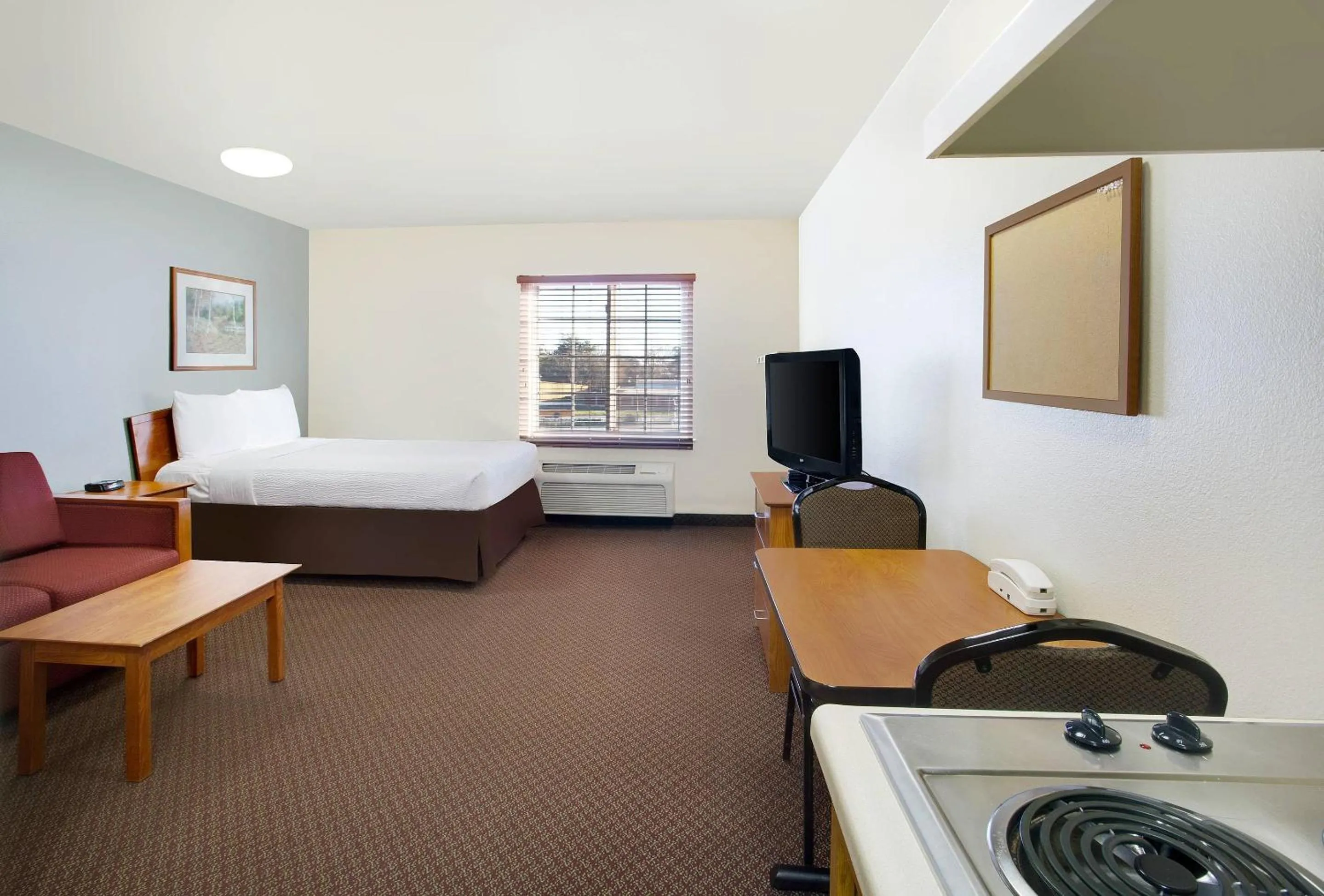 Bedroom, Bed in WoodSpring Suites Baton Rouge Airline Highway