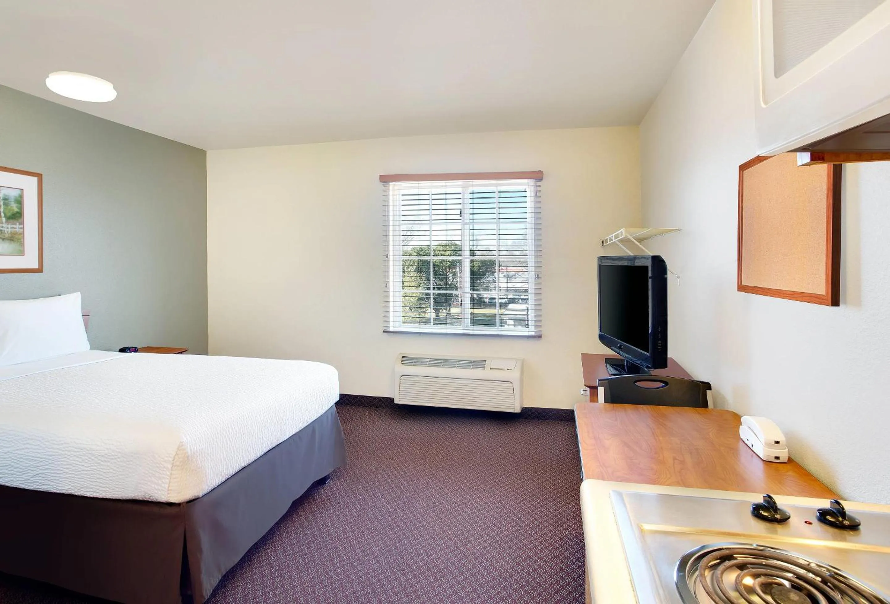 Bedroom, Bed in WoodSpring Suites Baton Rouge Airline Highway