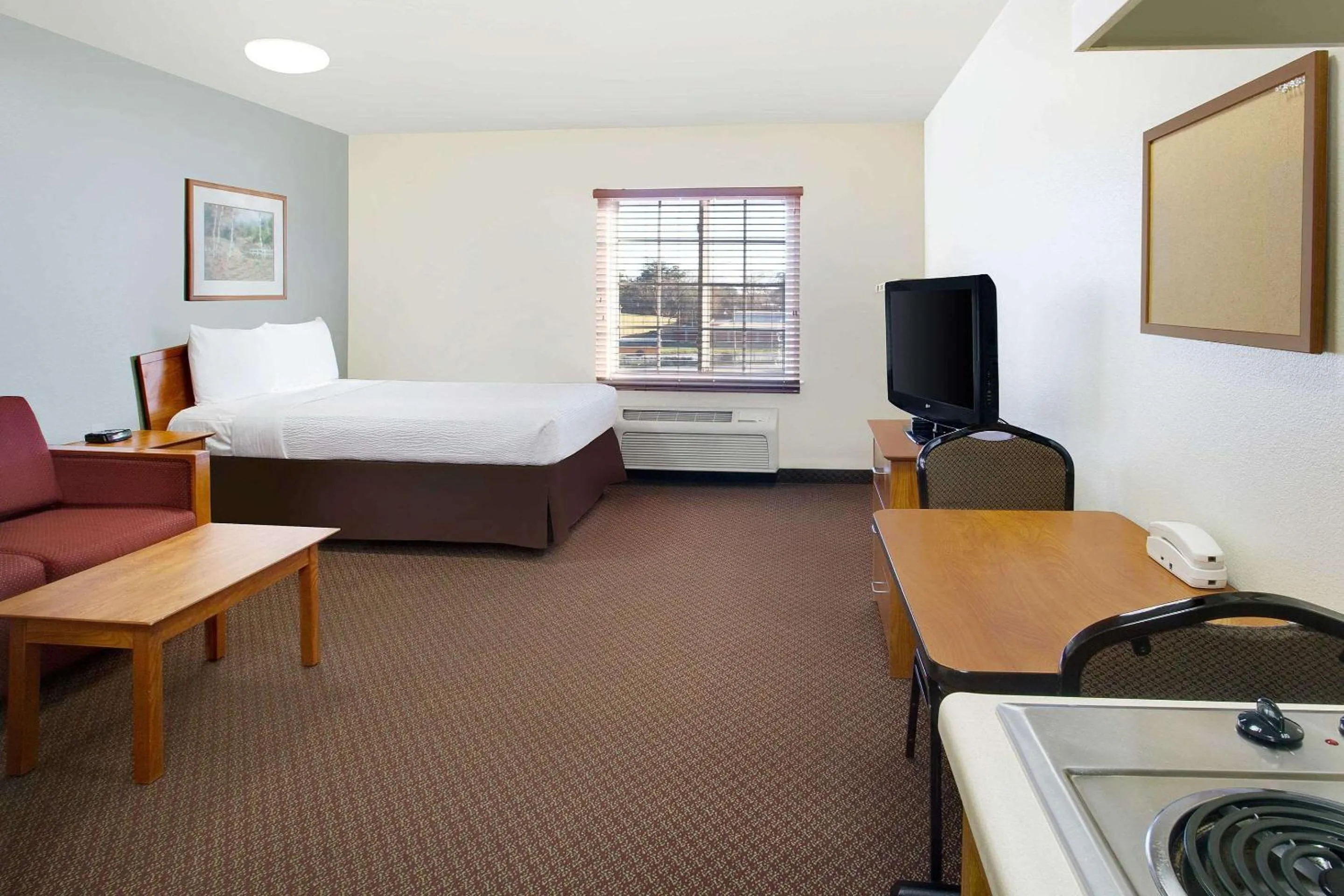 TV and multimedia, Bed in WoodSpring Suites Baton Rouge Airline Highway