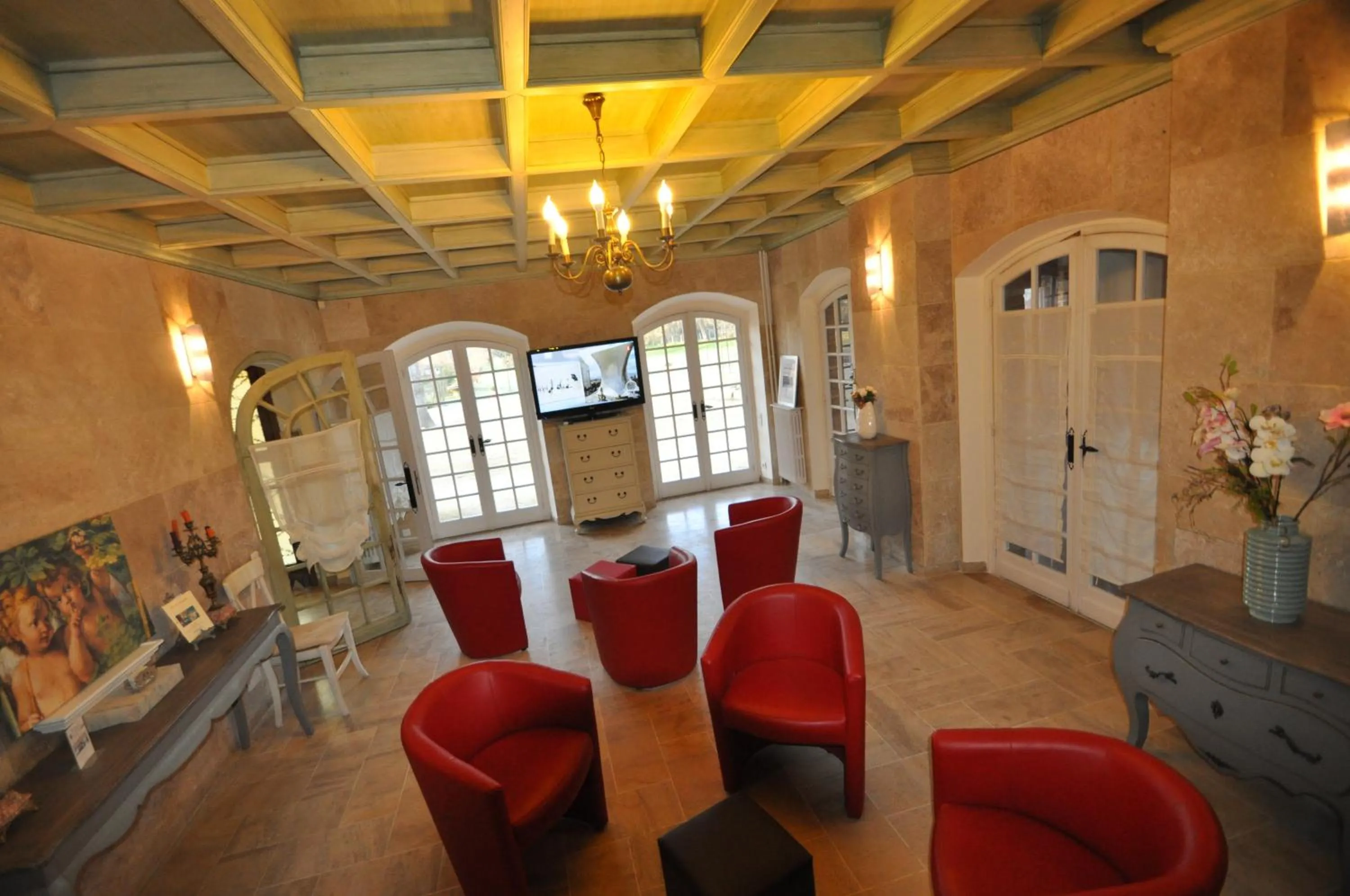 Communal lounge/ TV room in Le Moulin de Rudelle