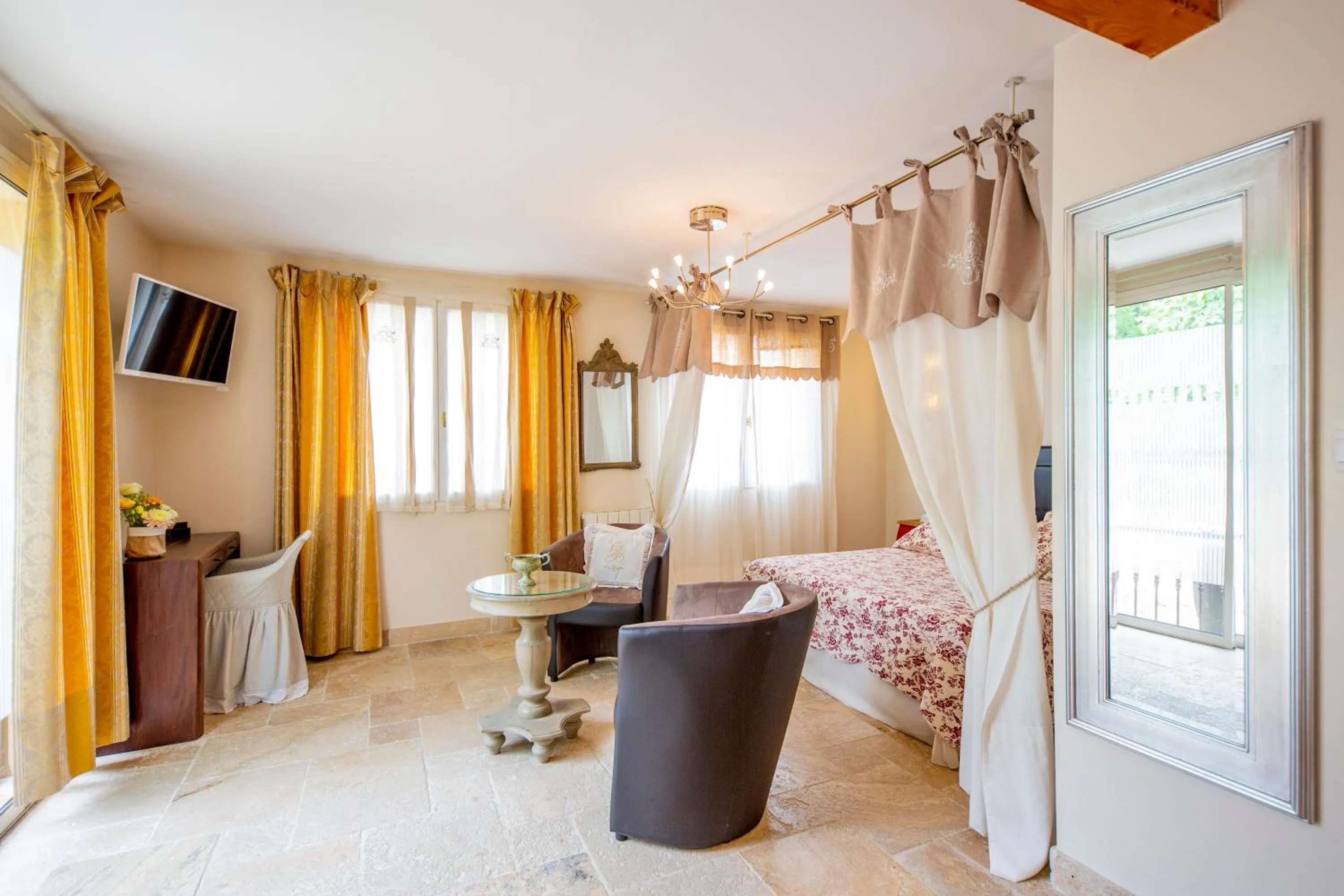 Living room, Bed in Le Moulin de Rudelle