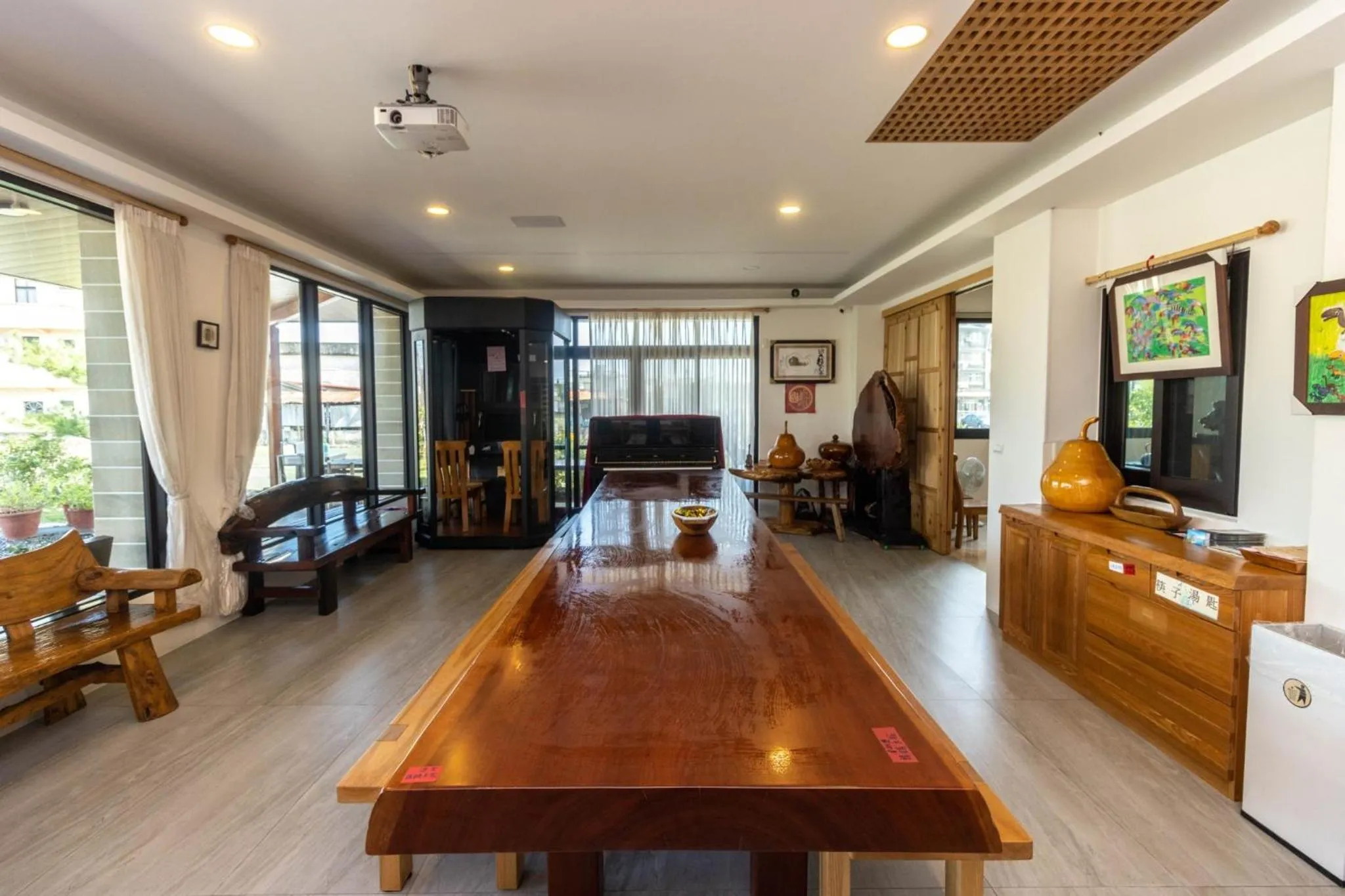 Living room in Post-mountain view