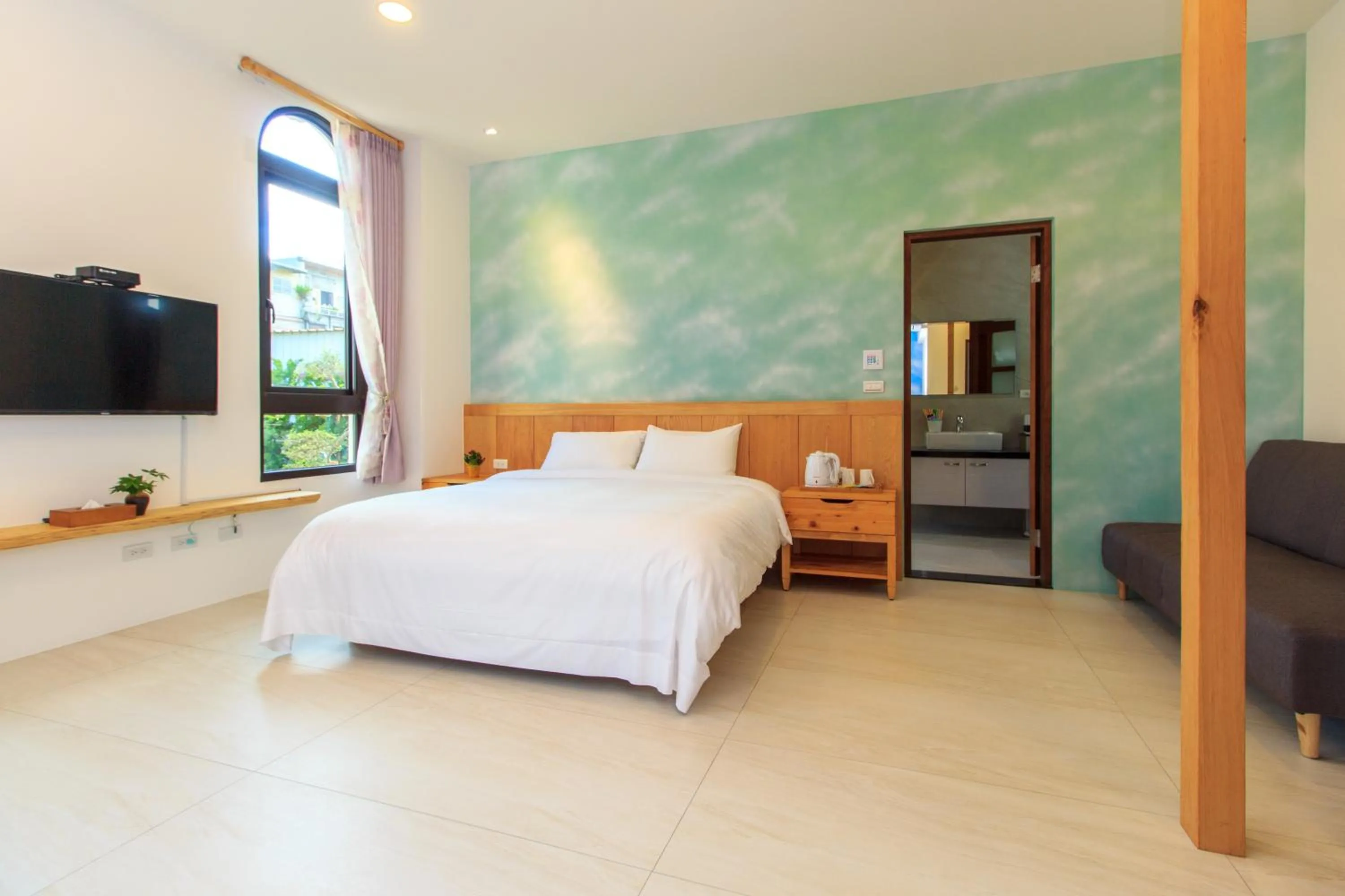 Bed in Post-mountain view