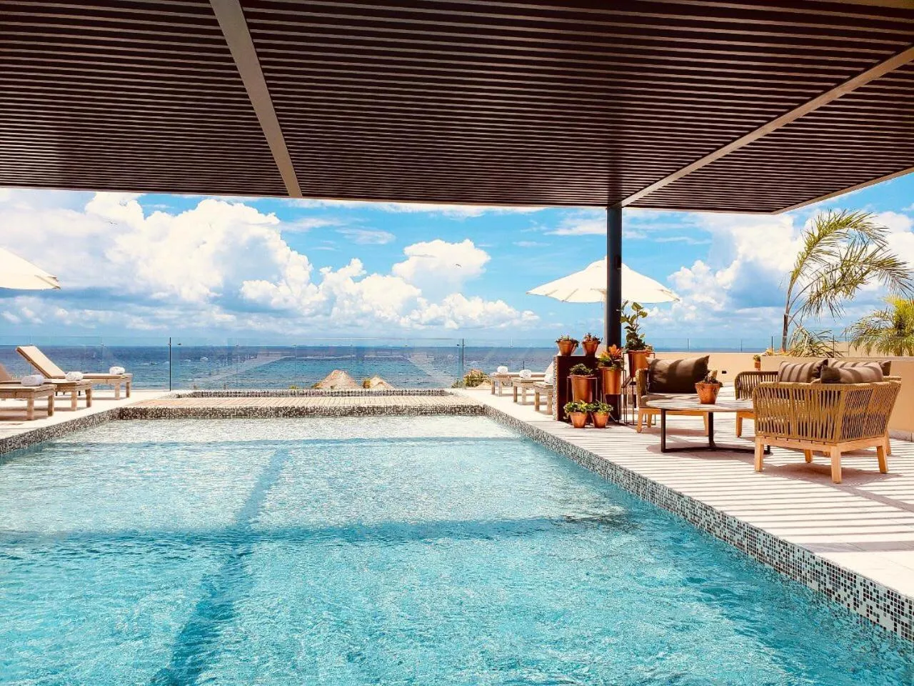 Swimming pool in Singular Joy Downtown Residences