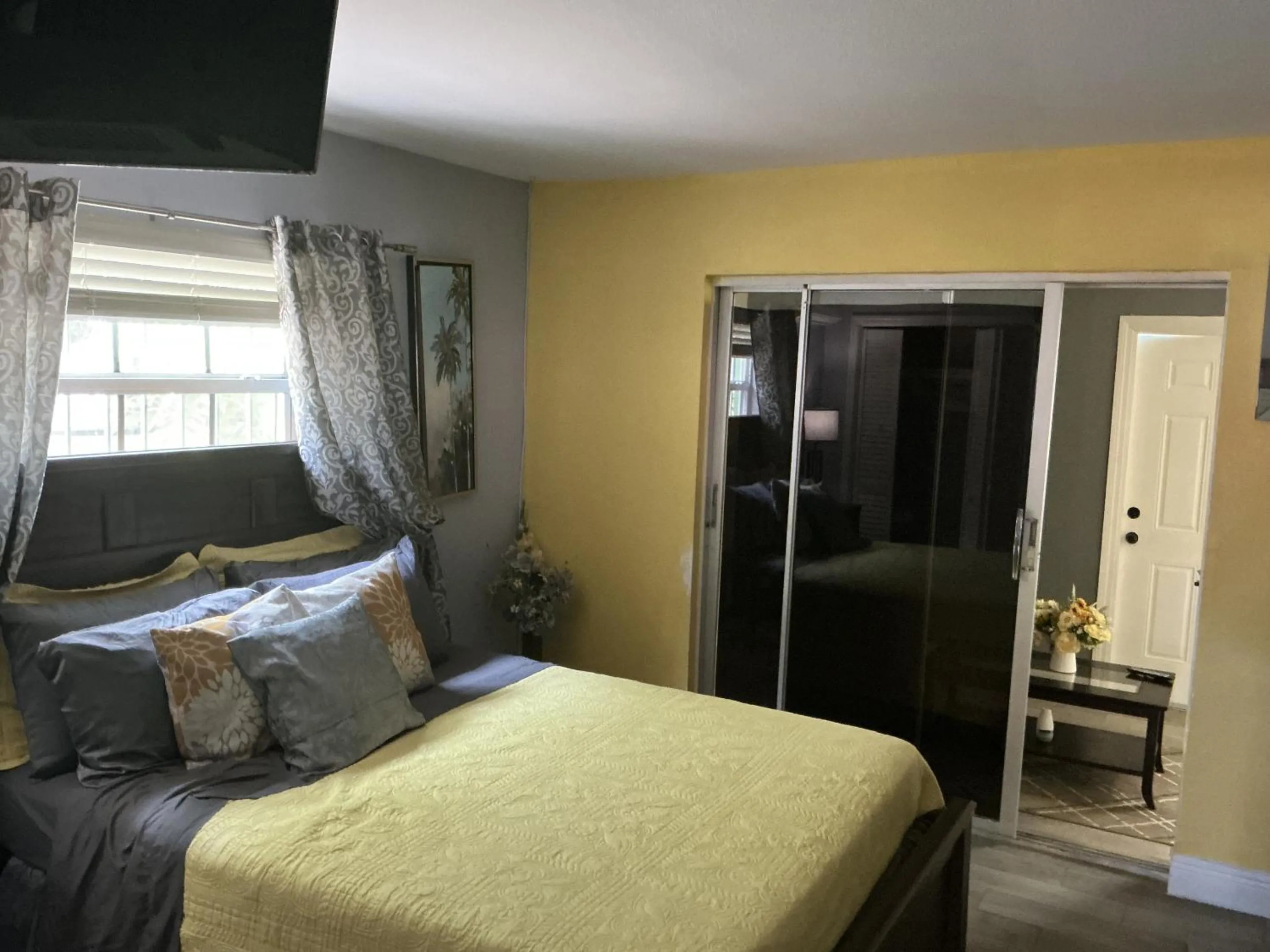 Bedroom, Bed in Jubilee Gardens Freeport