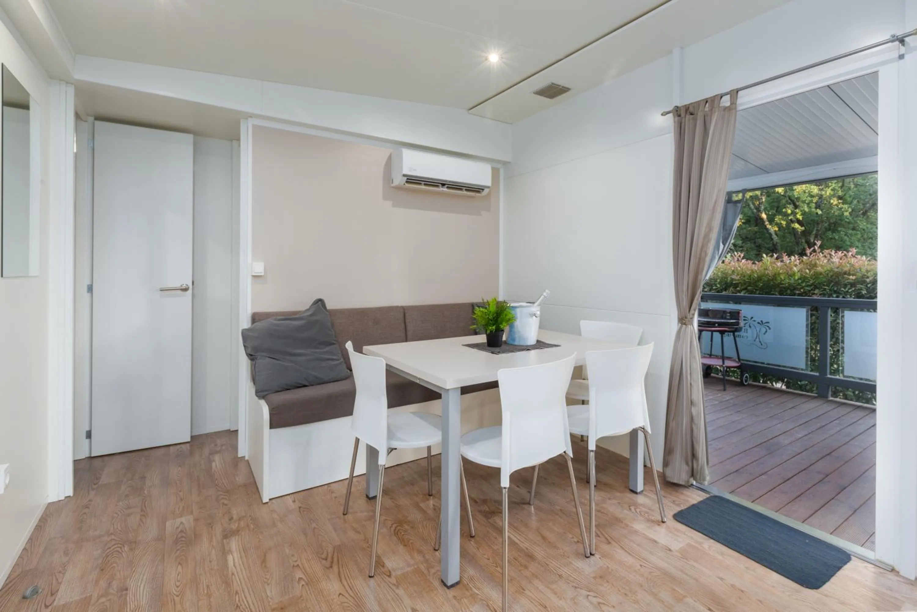 Dining area in Mobile Homes Banko in Bijela Uvala and Zelena laguna