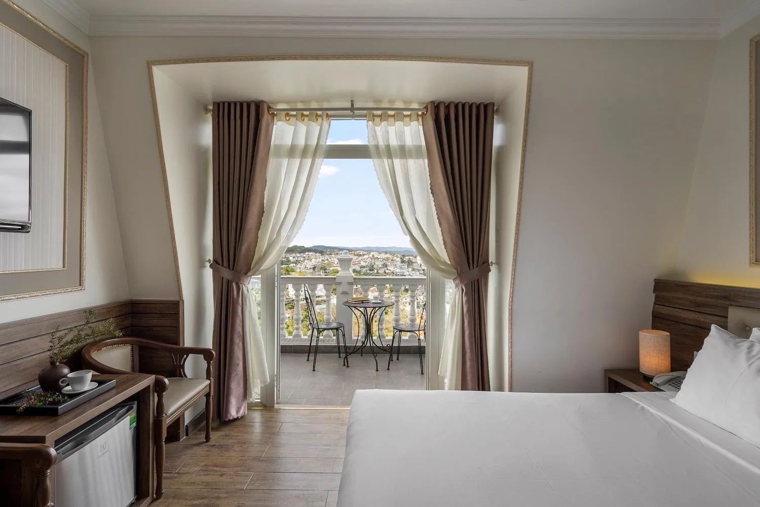 Balcony/Terrace, Bed in New Life Hotel - Da Lat