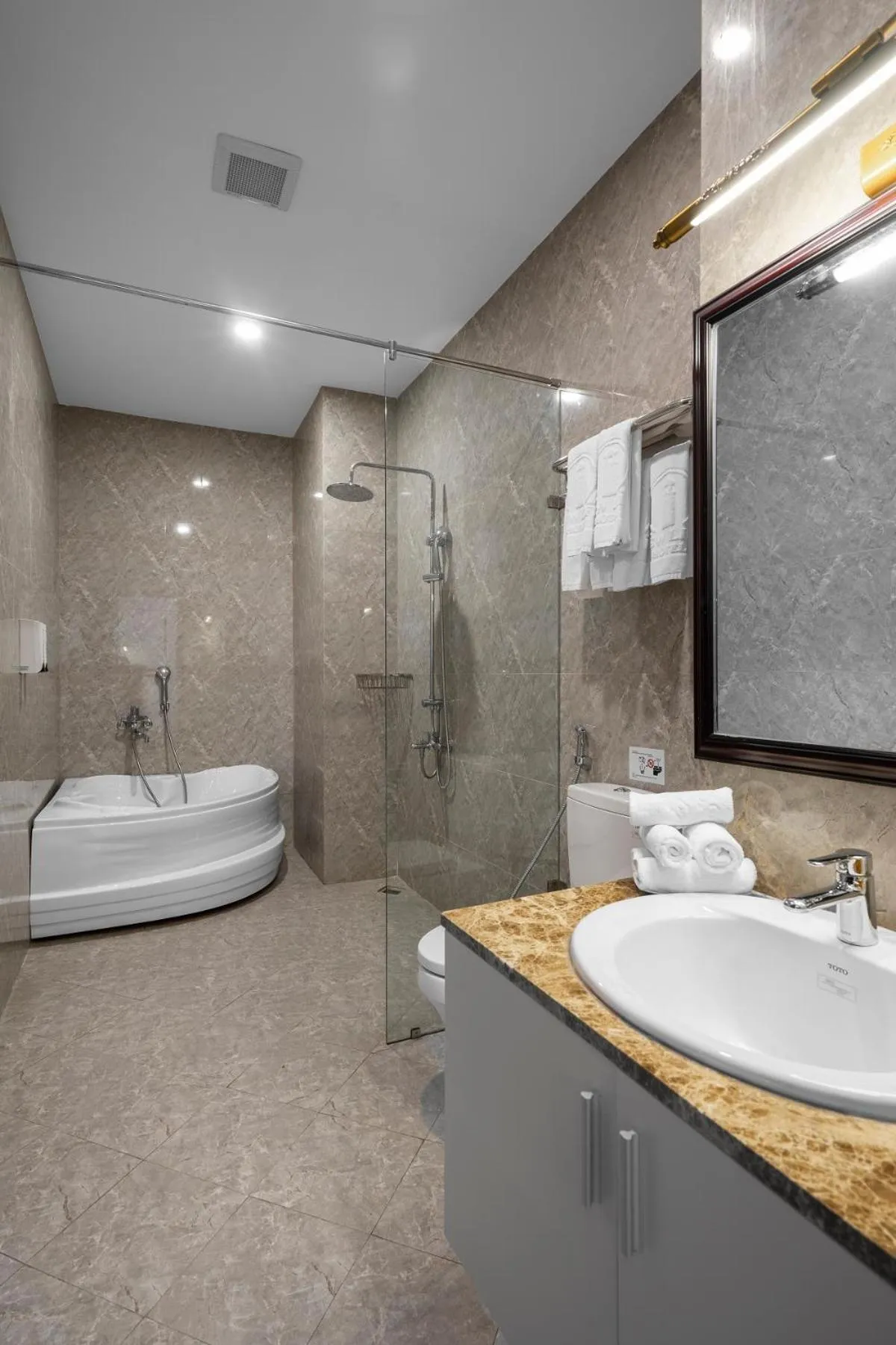 Shower in New Life Hotel - Da Lat