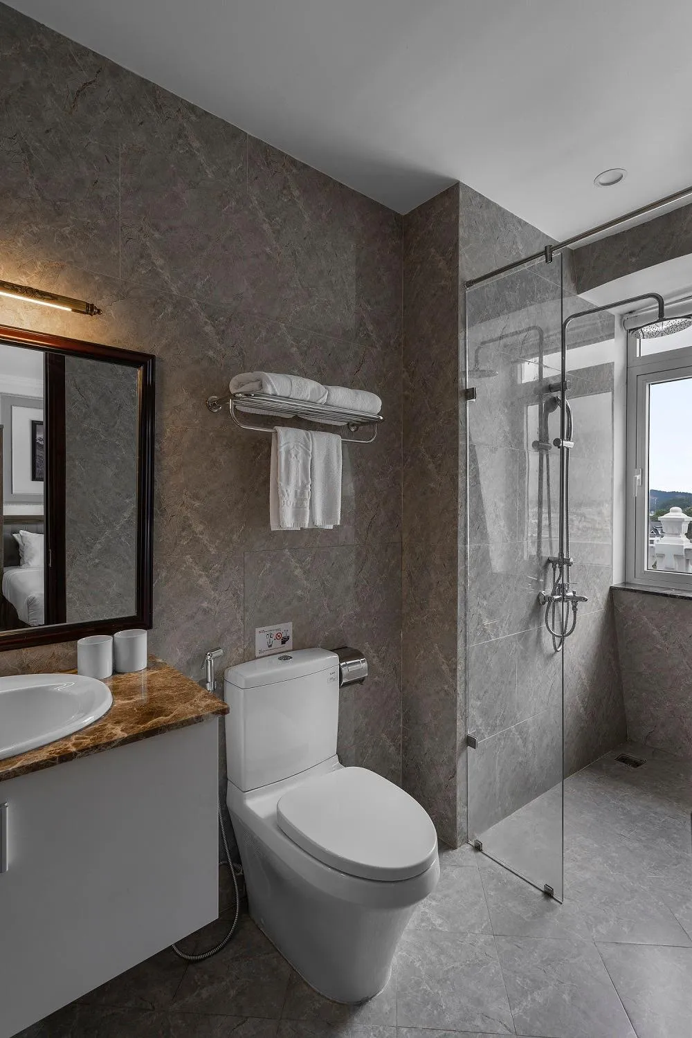 Toilet in New Life Hotel - Da Lat