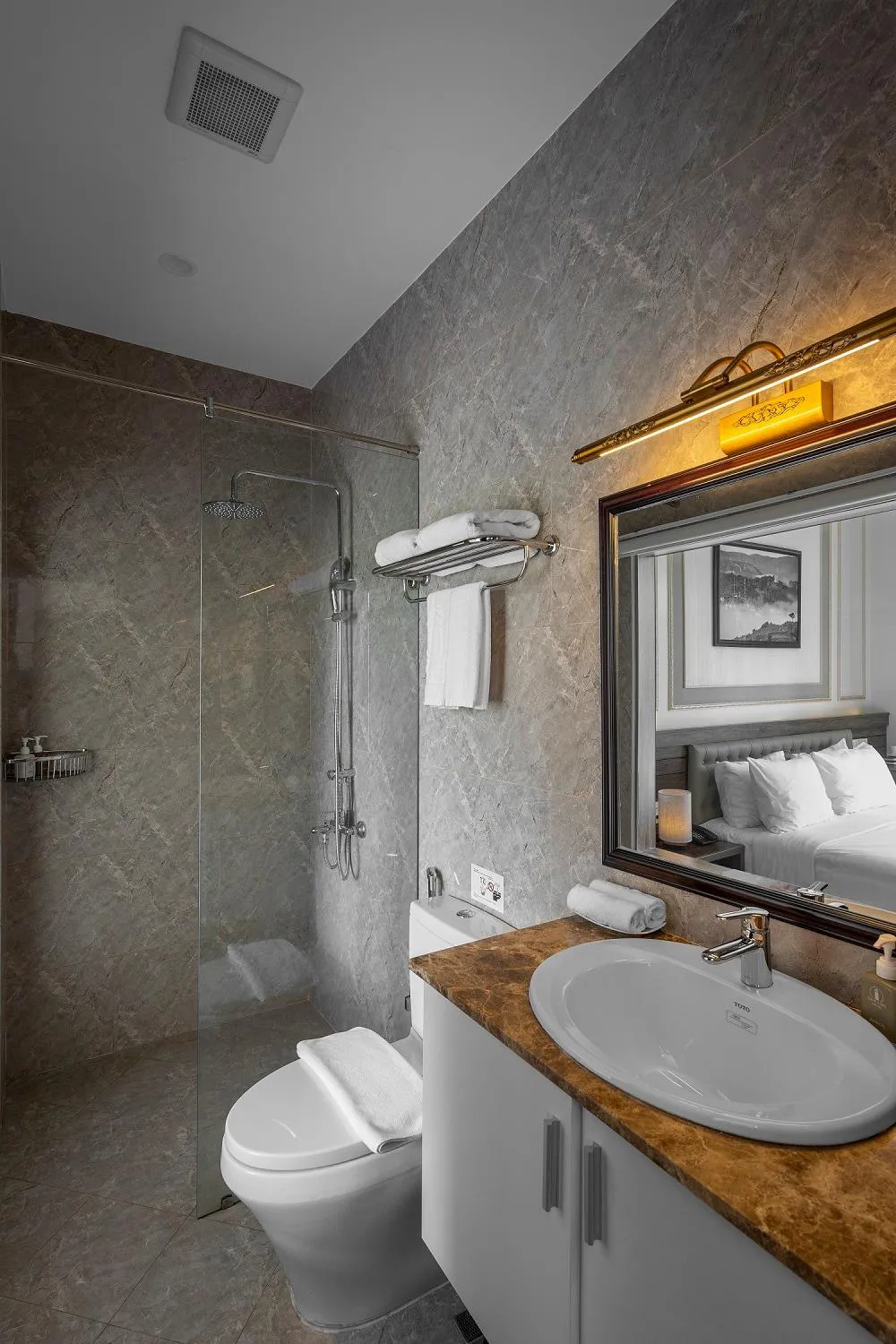 Toilet in New Life Hotel - Da Lat