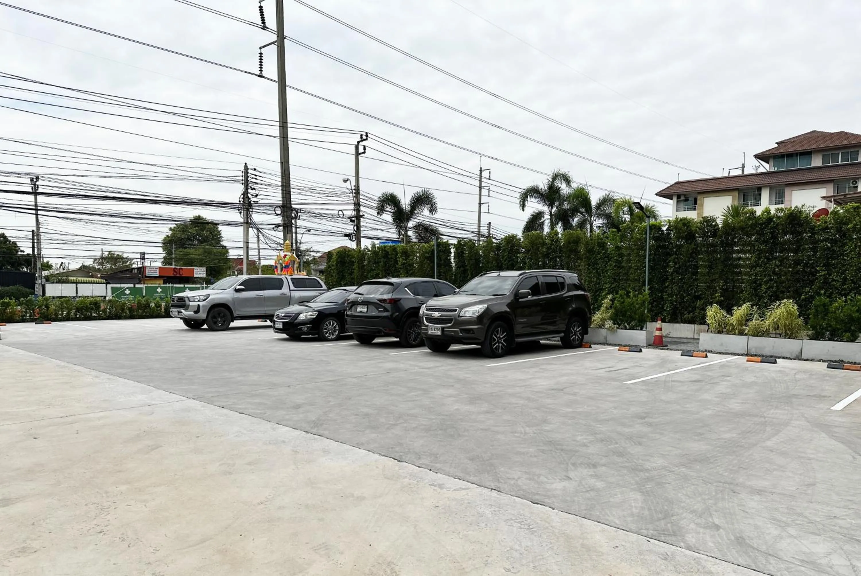 Parking in Golden Nest Hotel Suvarnabhumi