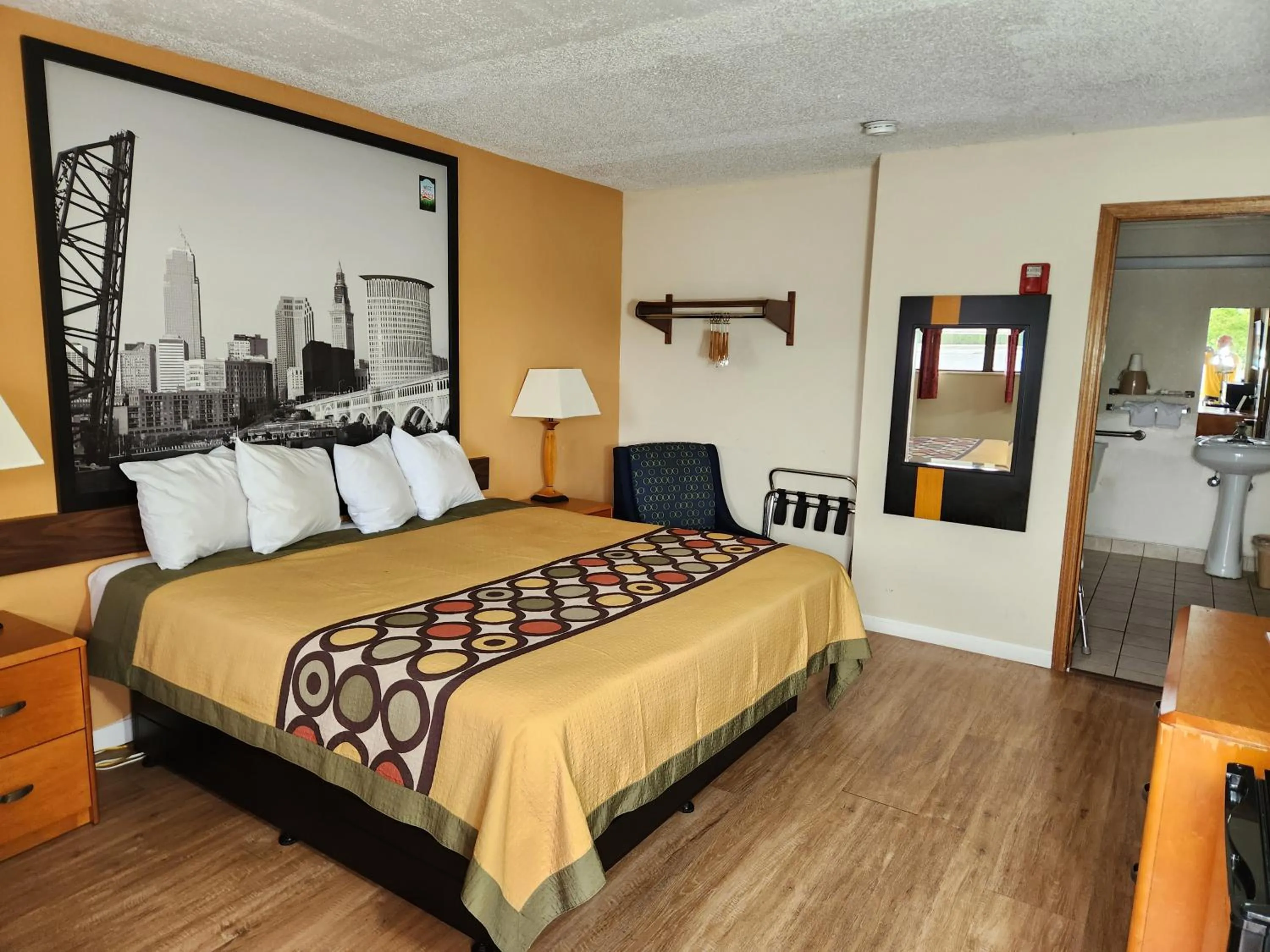 Photo of the whole room, Bed in WestSpring Inn - Westlake Cleveland
