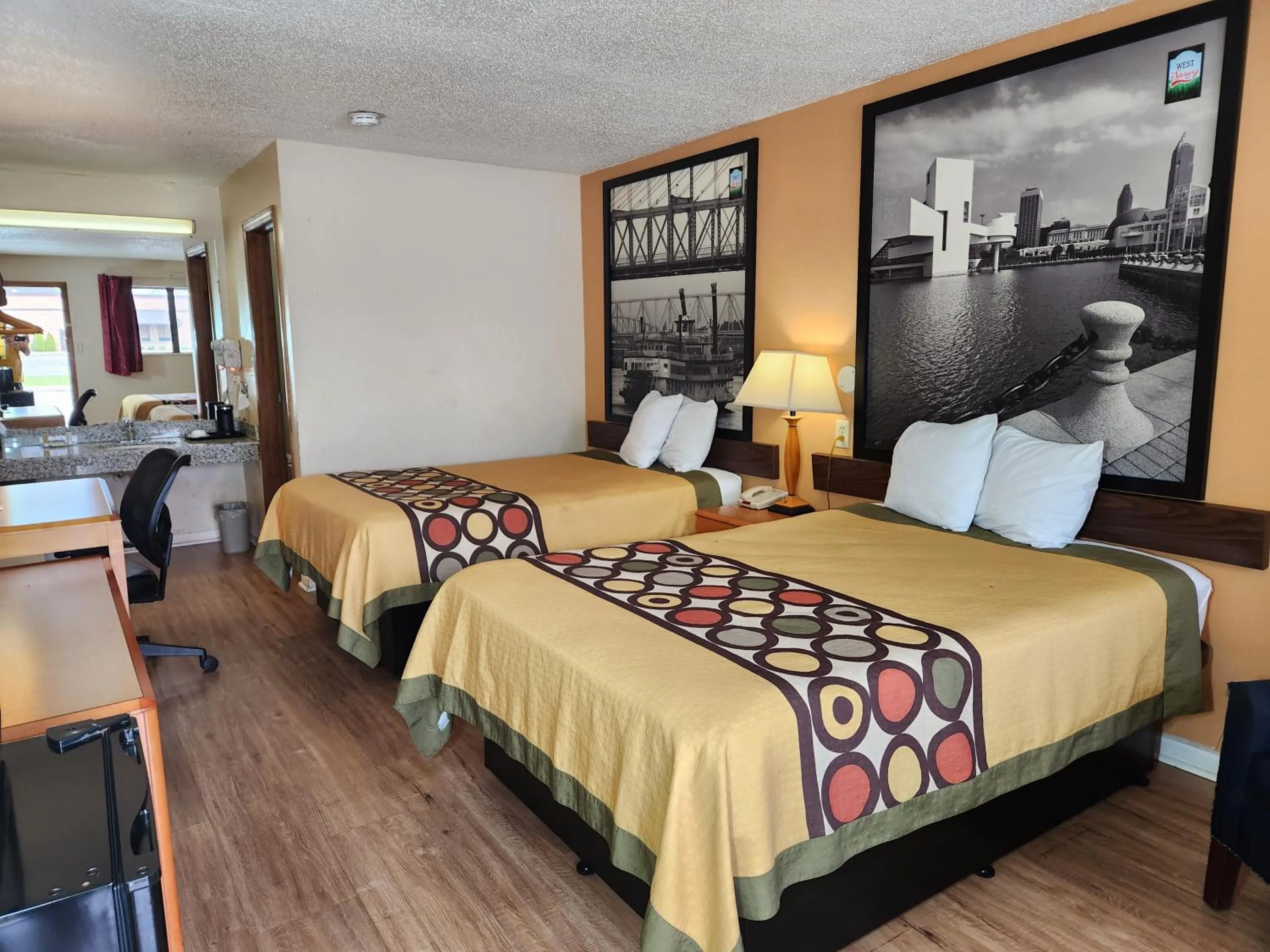 Photo of the whole room, Bed in WestSpring Inn - Westlake Cleveland