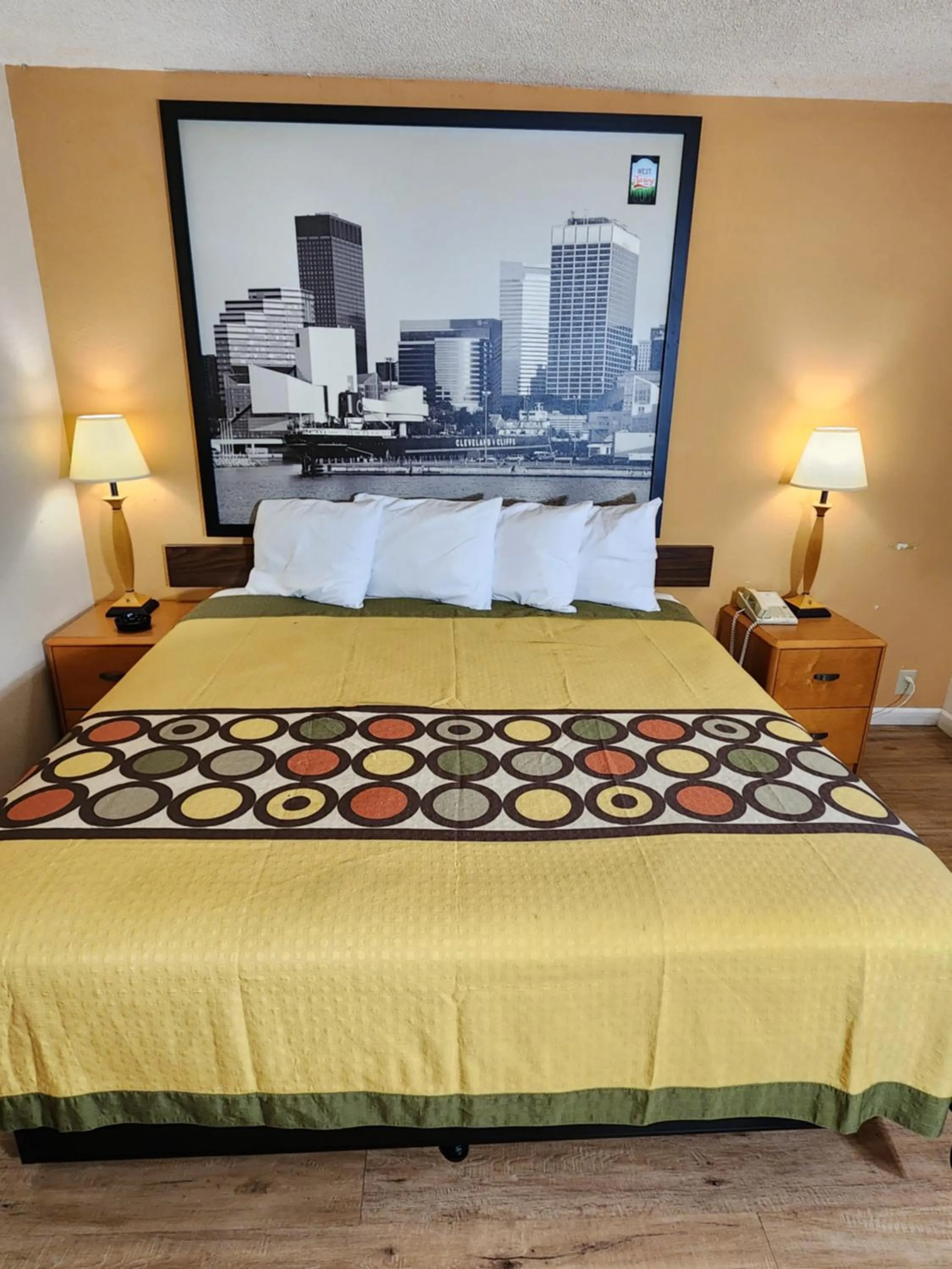 Bed in WestSpring Inn - Westlake Cleveland