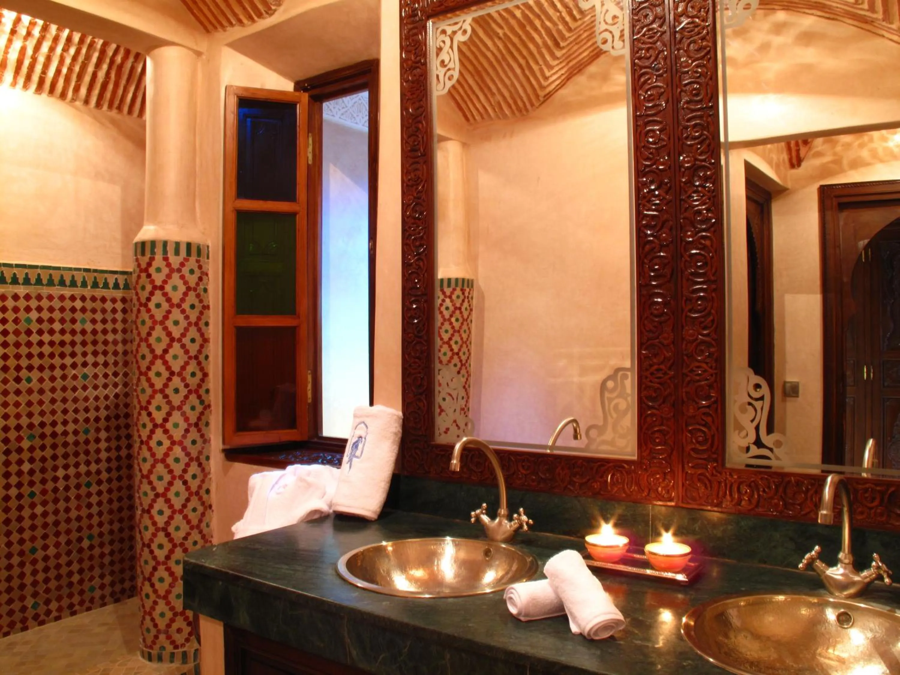 Bathroom in Riad Le Perroquet Bleu Suites & Spa