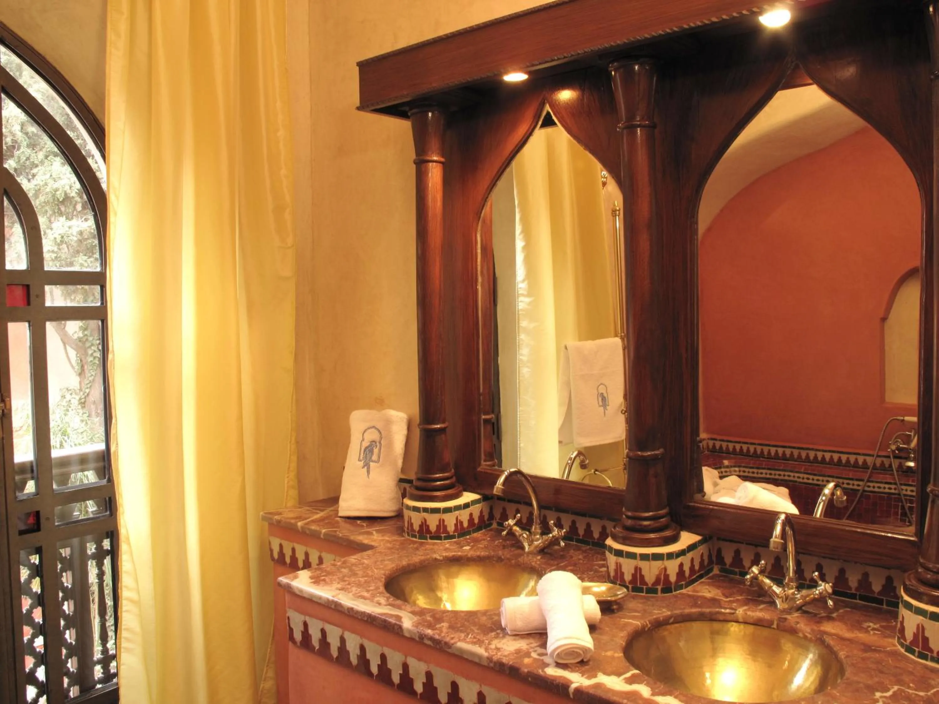 Bathroom in Riad Le Perroquet Bleu Suites & Spa