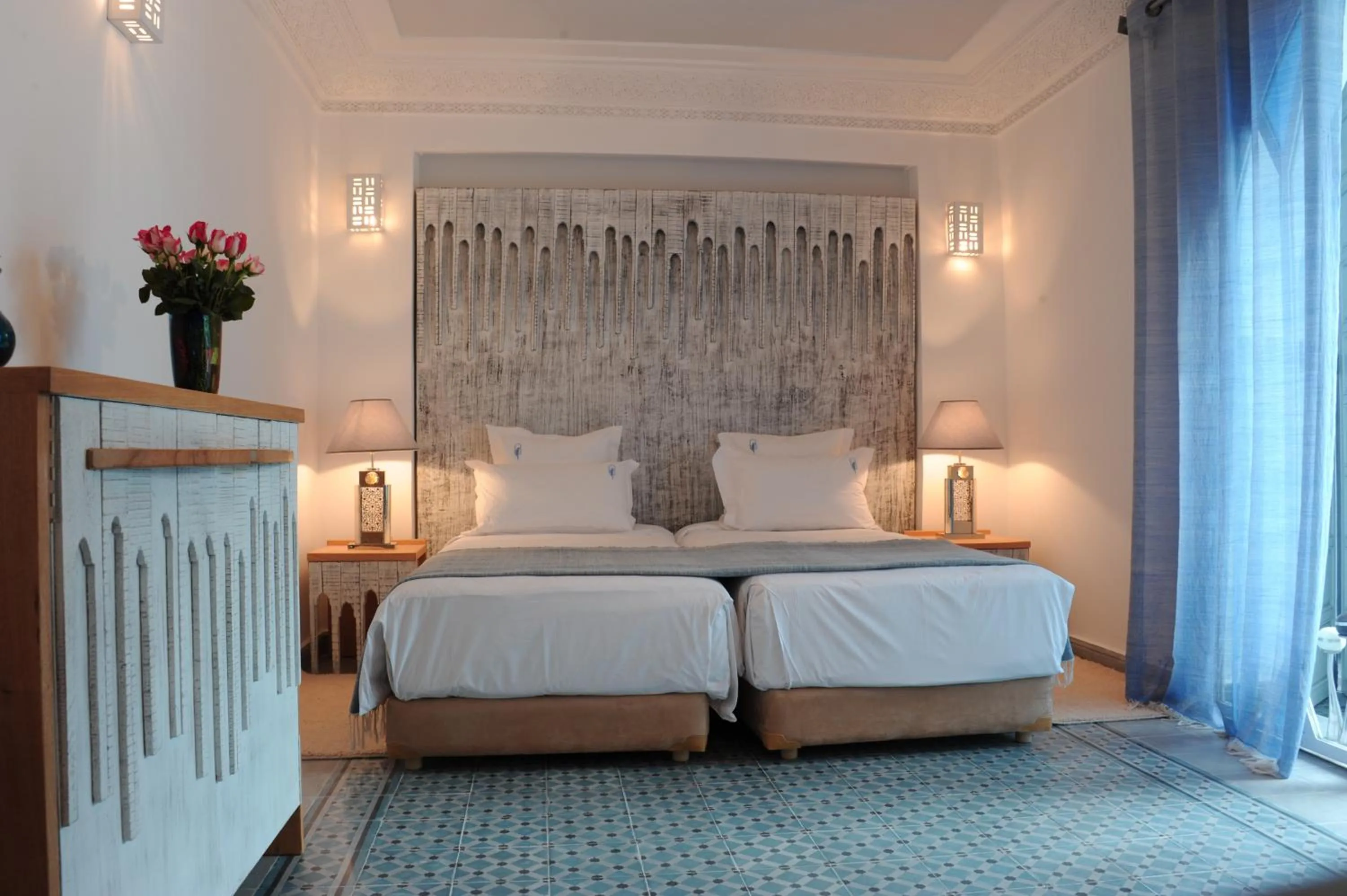Photo of the whole room, Bed in Riad Le Perroquet Bleu Suites & Spa