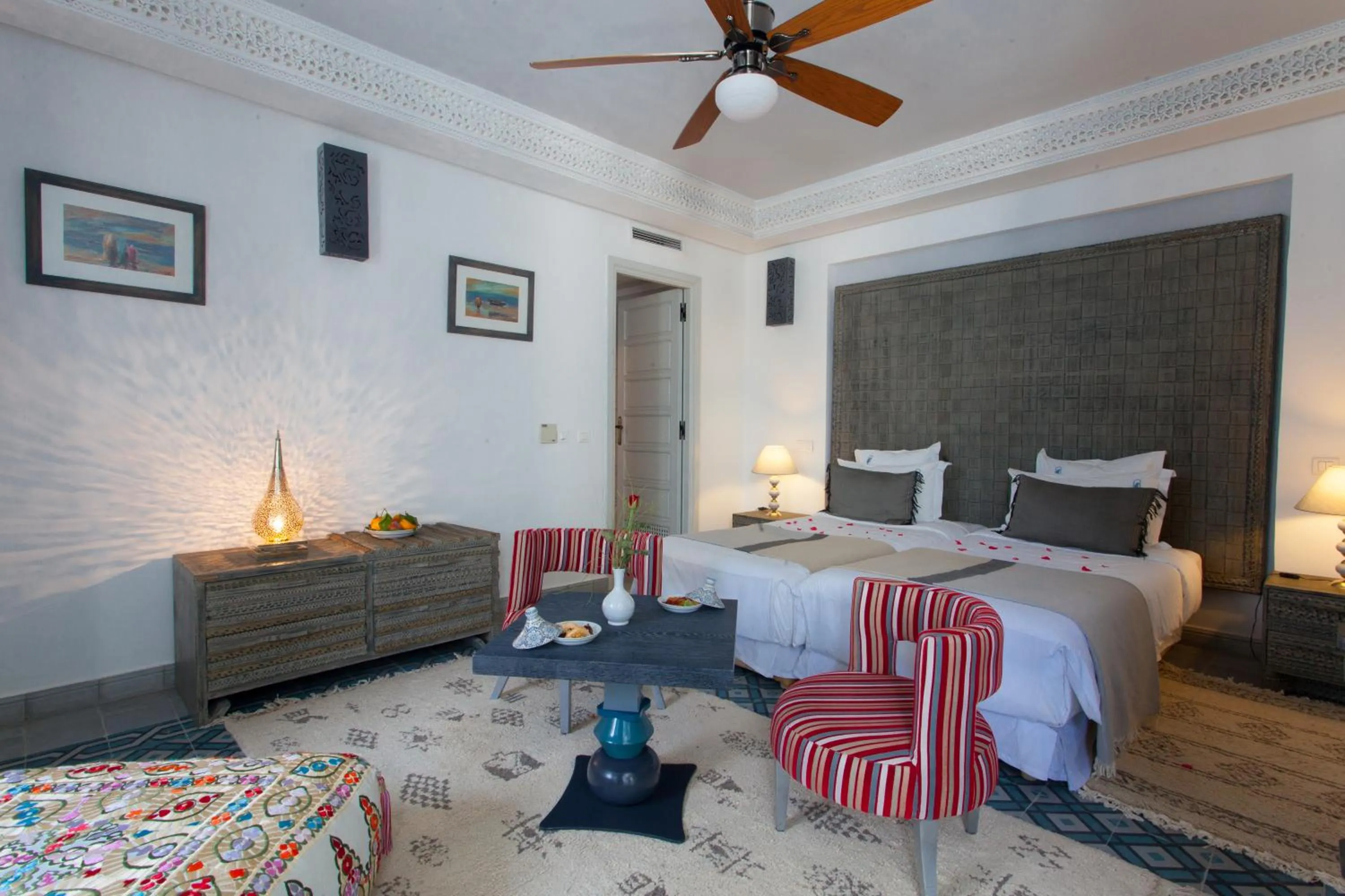 Photo of the whole room, Bed in Riad Le Perroquet Bleu Suites & Spa