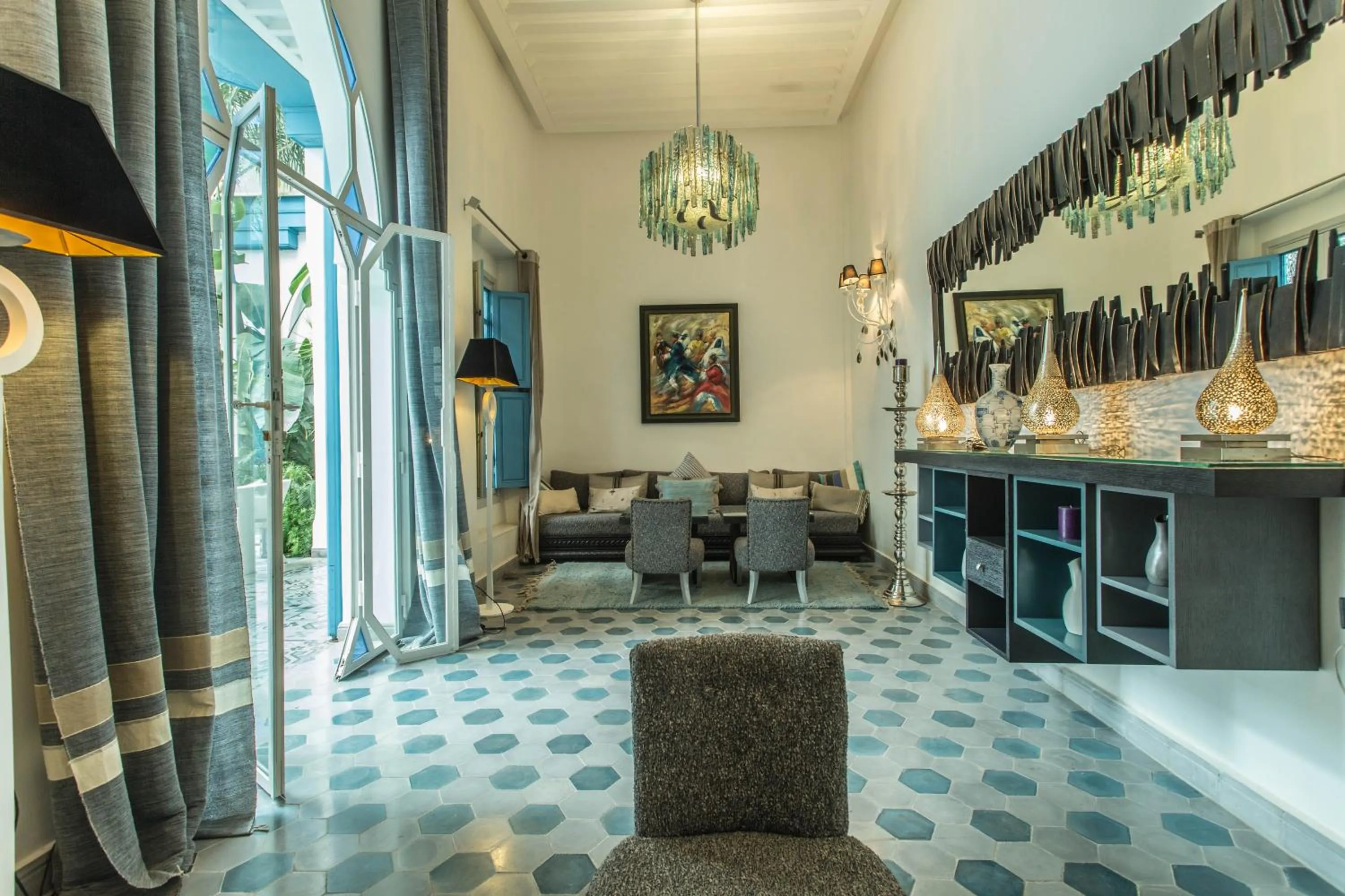 Lobby or reception in Riad Le Perroquet Bleu Suites & Spa