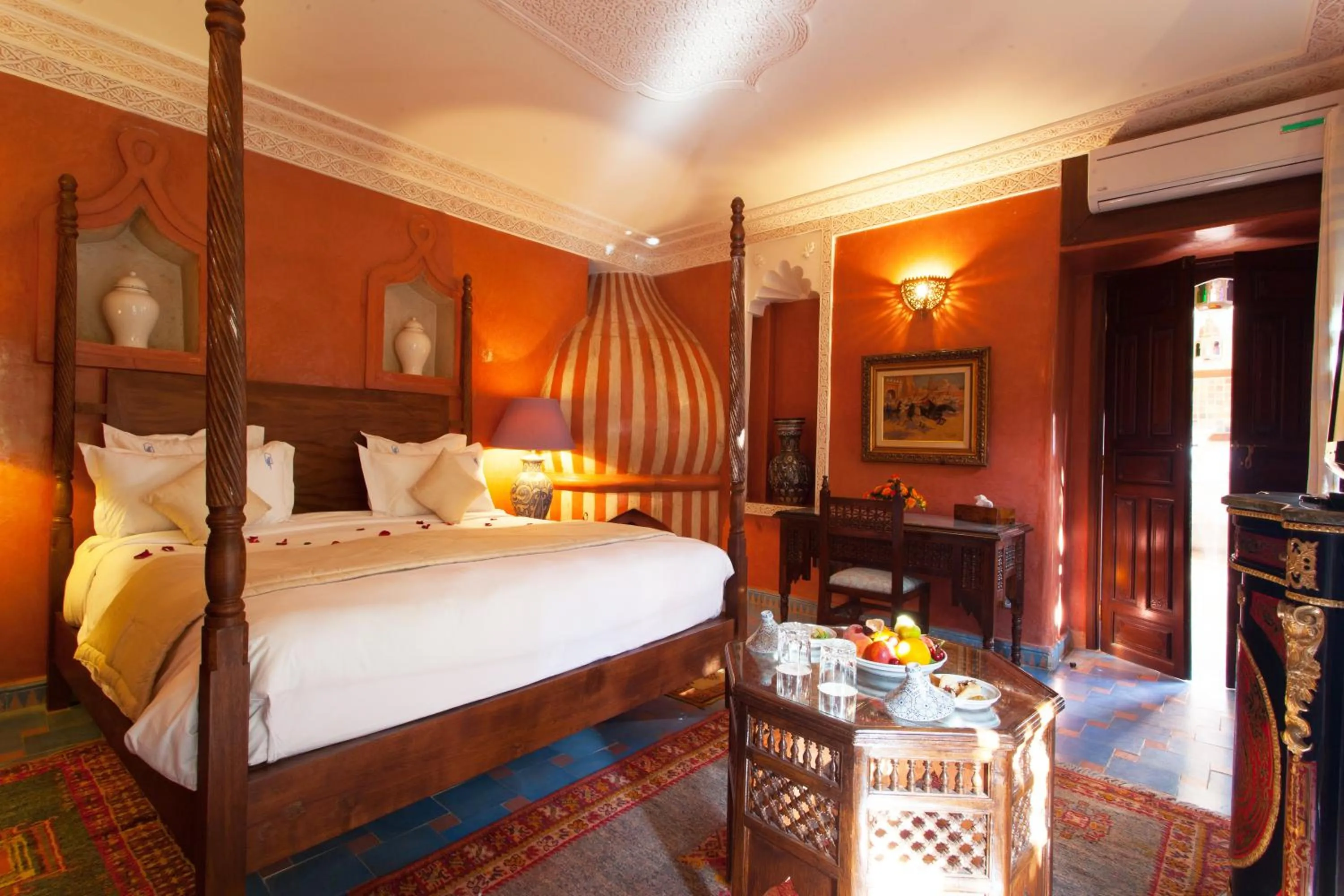 Photo of the whole room, Bed in Riad Le Perroquet Bleu Suites & Spa