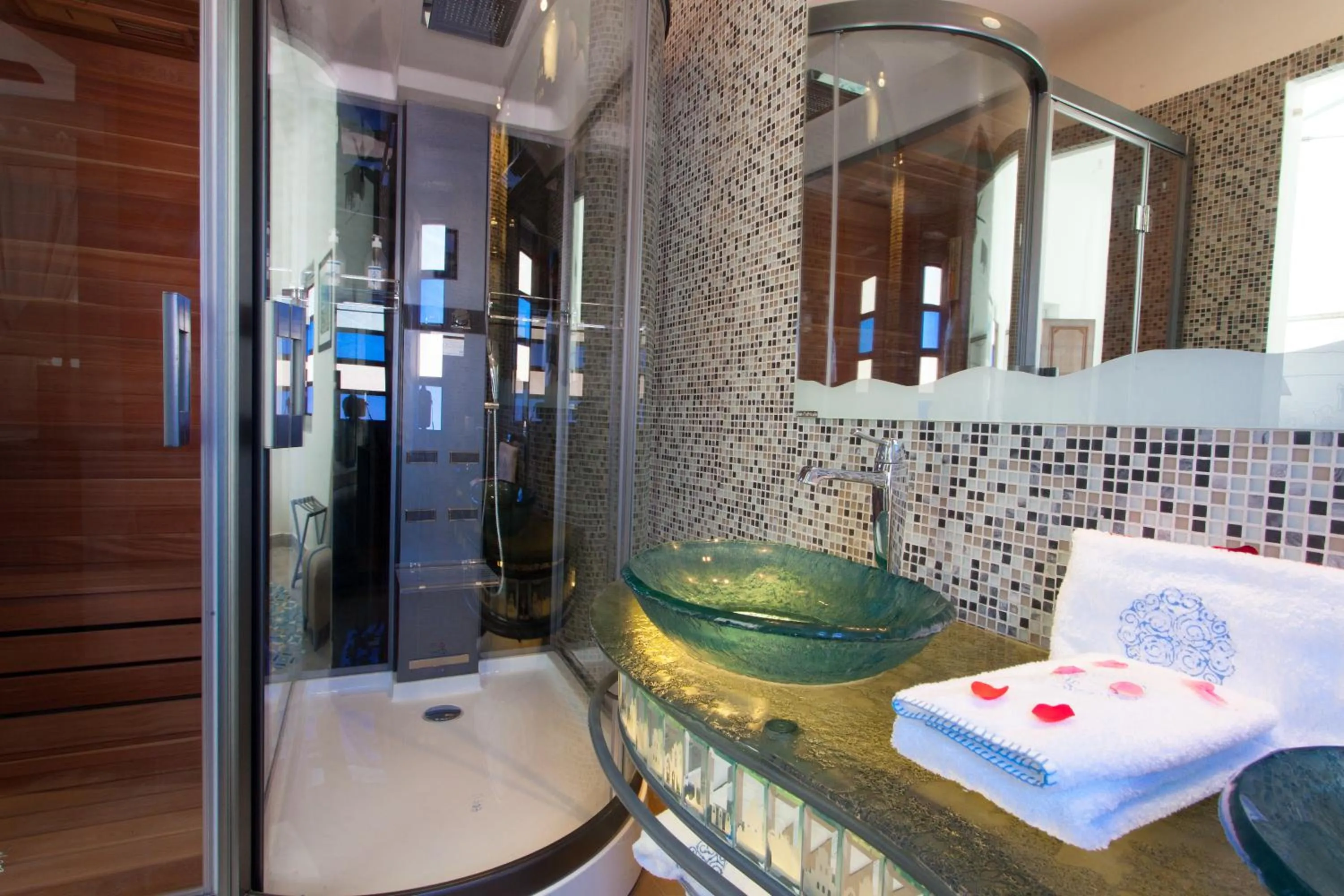 Bathroom in Riad Le Perroquet Bleu Suites & Spa