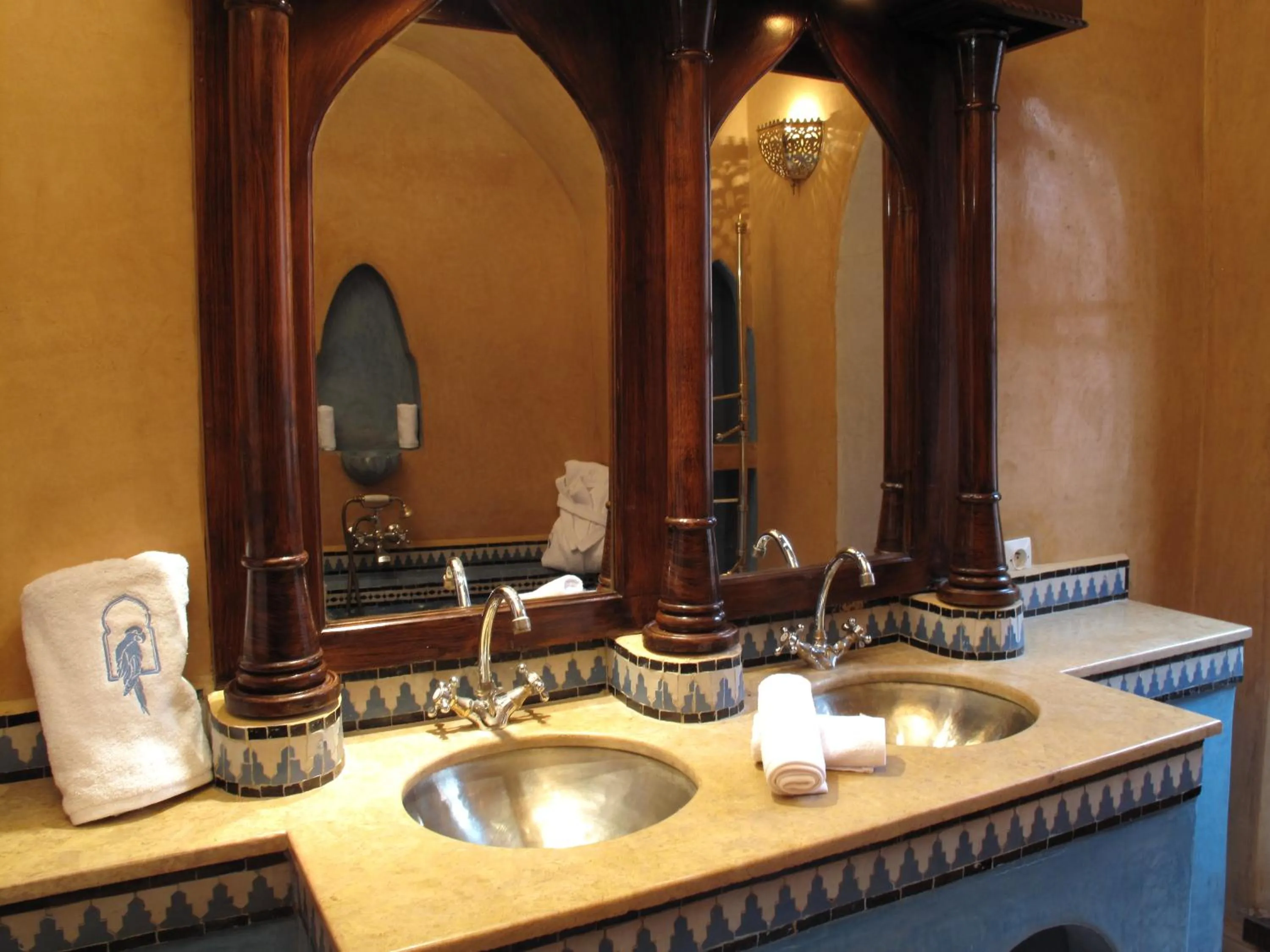 Bathroom in Riad Le Perroquet Bleu Suites & Spa