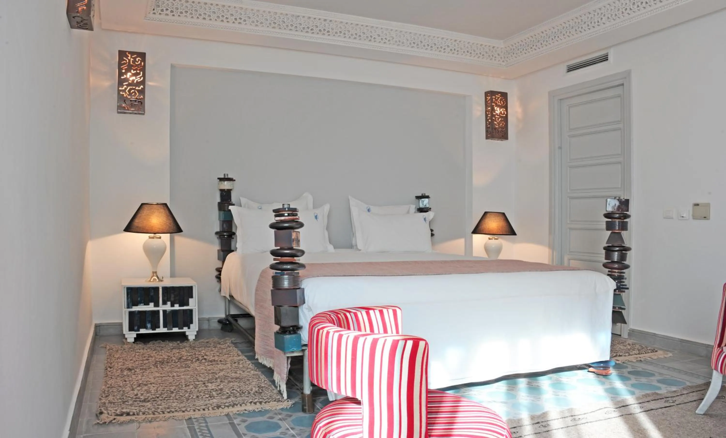Photo of the whole room, Bed in Riad Le Perroquet Bleu Suites & Spa