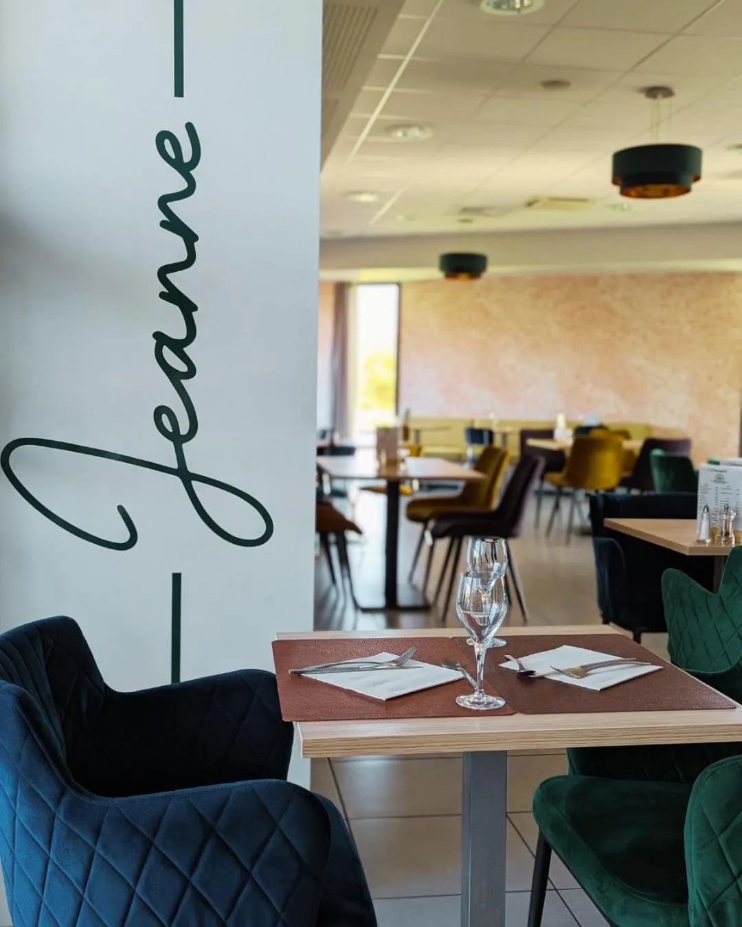 Restaurant/places to eat in Hôtel la Verriaire - The Originals