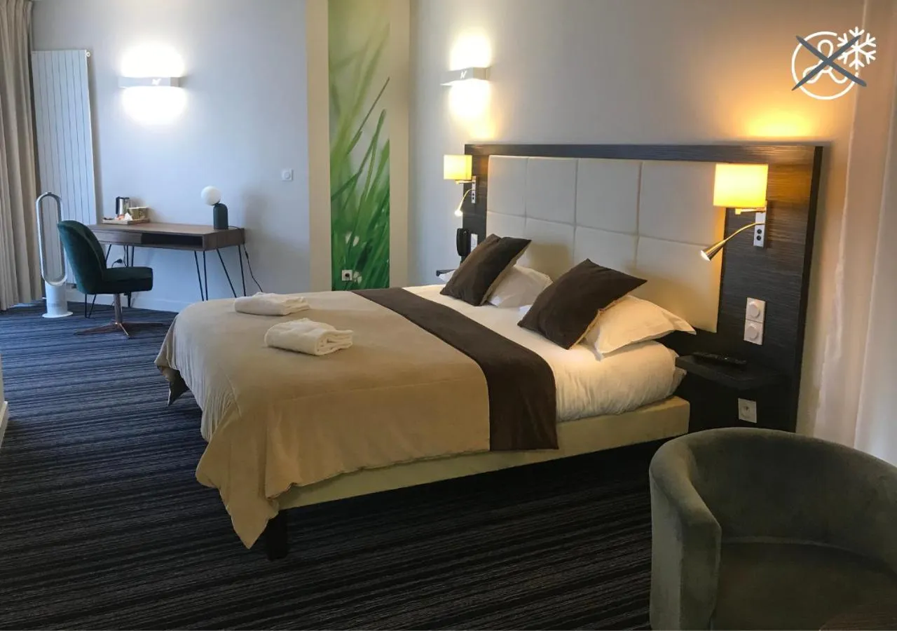 Bedroom, Bed in Hôtel la Verriaire - The Originals