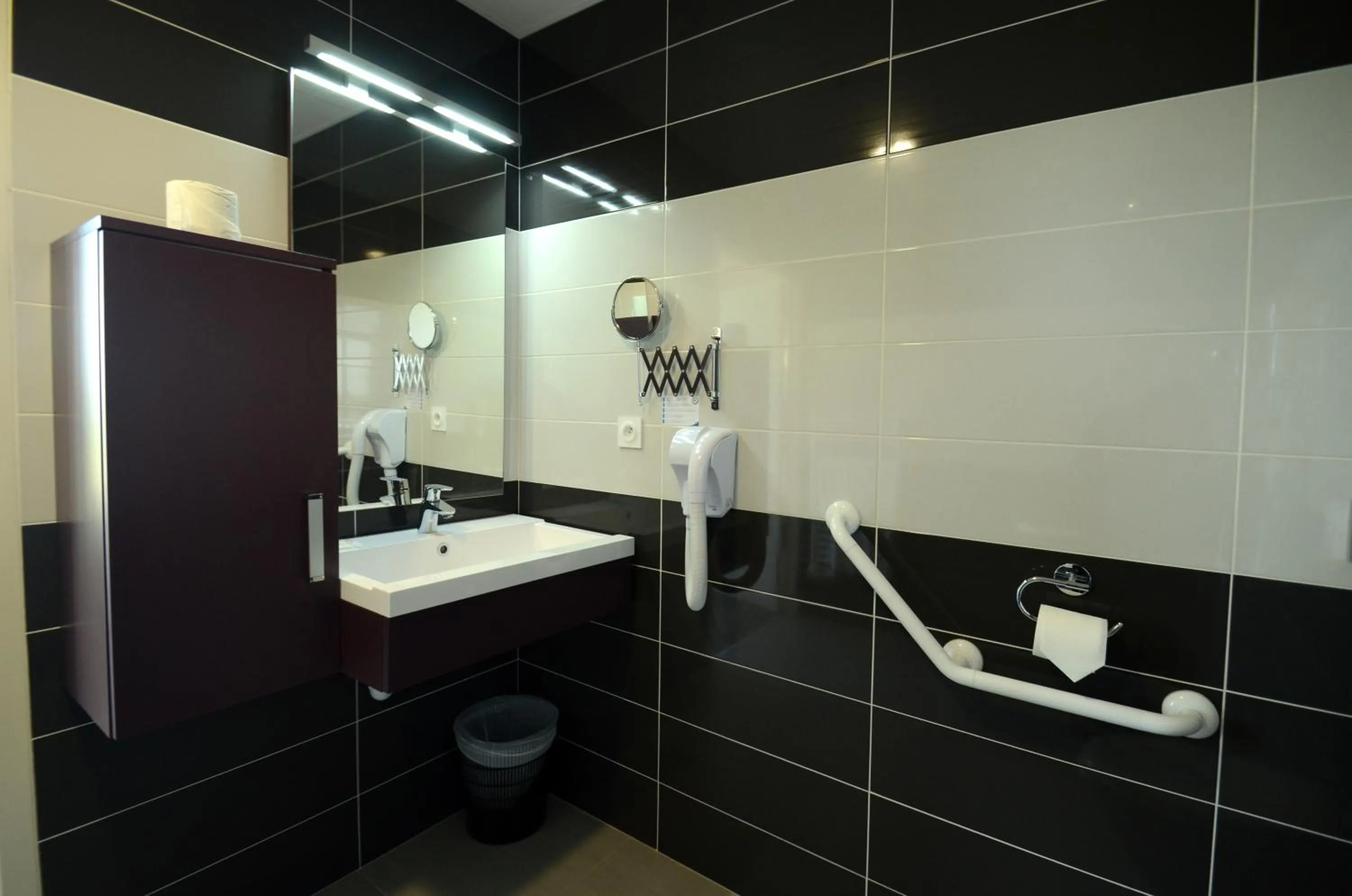 Bathroom in Hôtel la Verriaire - The Originals