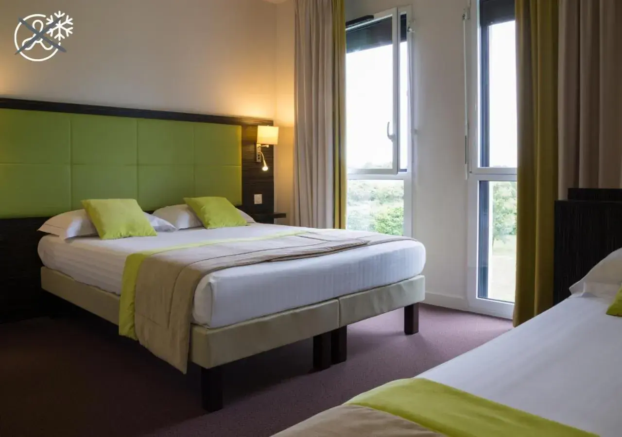 Triple Room in The Originals City, Hôtel La Verriaire, Cholet Sud Triple Room in The Originals City, Hôtel La Verriaire, Cholet Sud