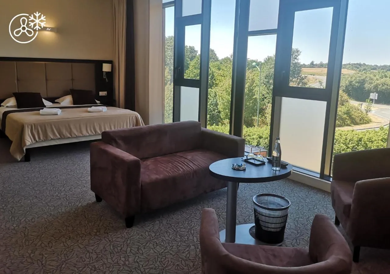 Bedroom, Bed in Hôtel la Verriaire - The Originals