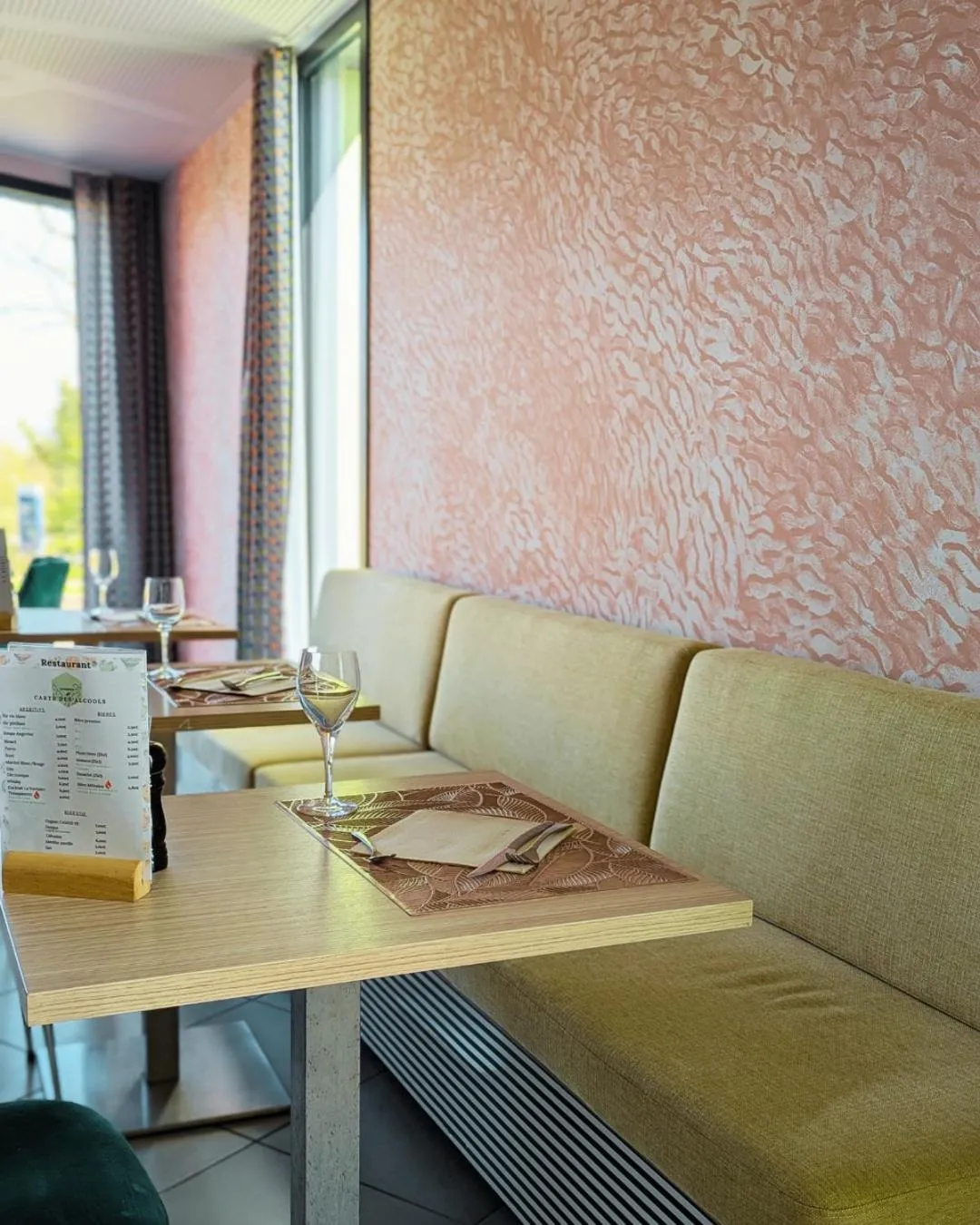 Restaurant/places to eat in Hôtel la Verriaire - The Originals